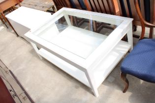 A MODERN WHITE TWO TIER COFFEE TABLE WITH INSET GLASS TOP 47" X 31"