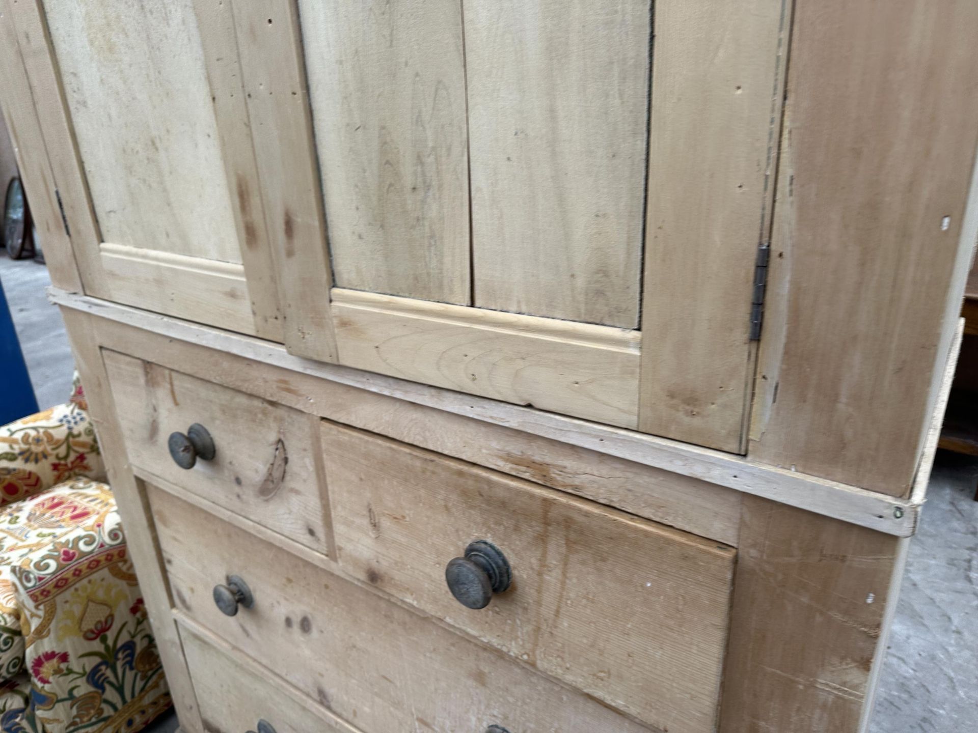 A VICTORIAN PINE TWO DOOR HOUSEKEEPERS CUPBOARD WITH TWO SHORT AND TWO LONG DRAWERS TO BASE, 48" - Bild 4 aus 6