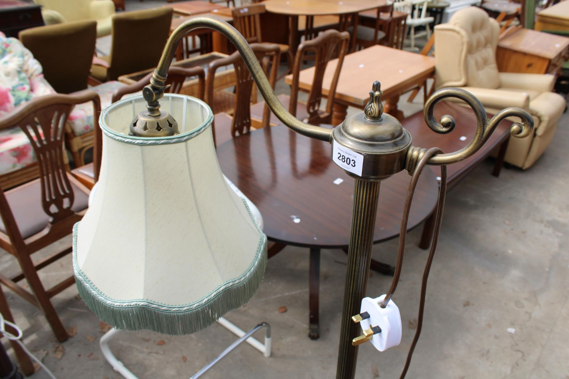 A VICTORIAN STYLE READING STANDARD LAMP ON BRASS COLUMN AND BASE WITH SHADE - Image 3 of 3