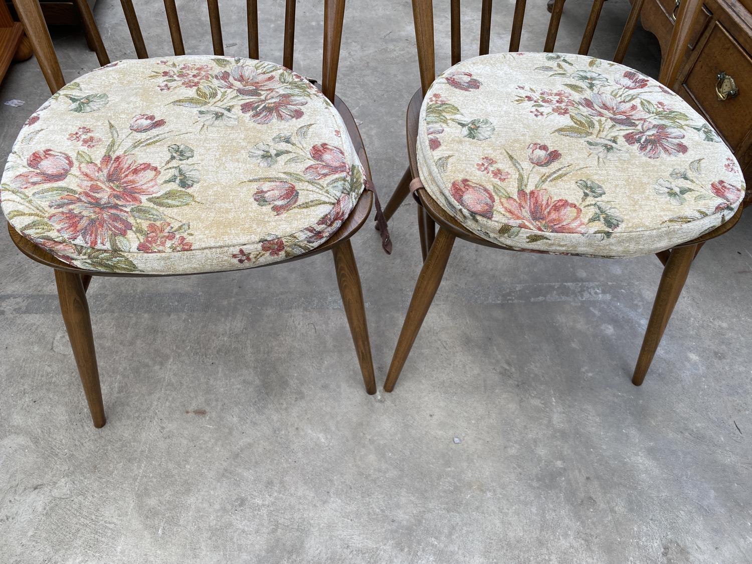 A PAIR OF ERCOL ELM AND BEECH WINDSOR STYLE DINING CHAIRS - Image 3 of 6