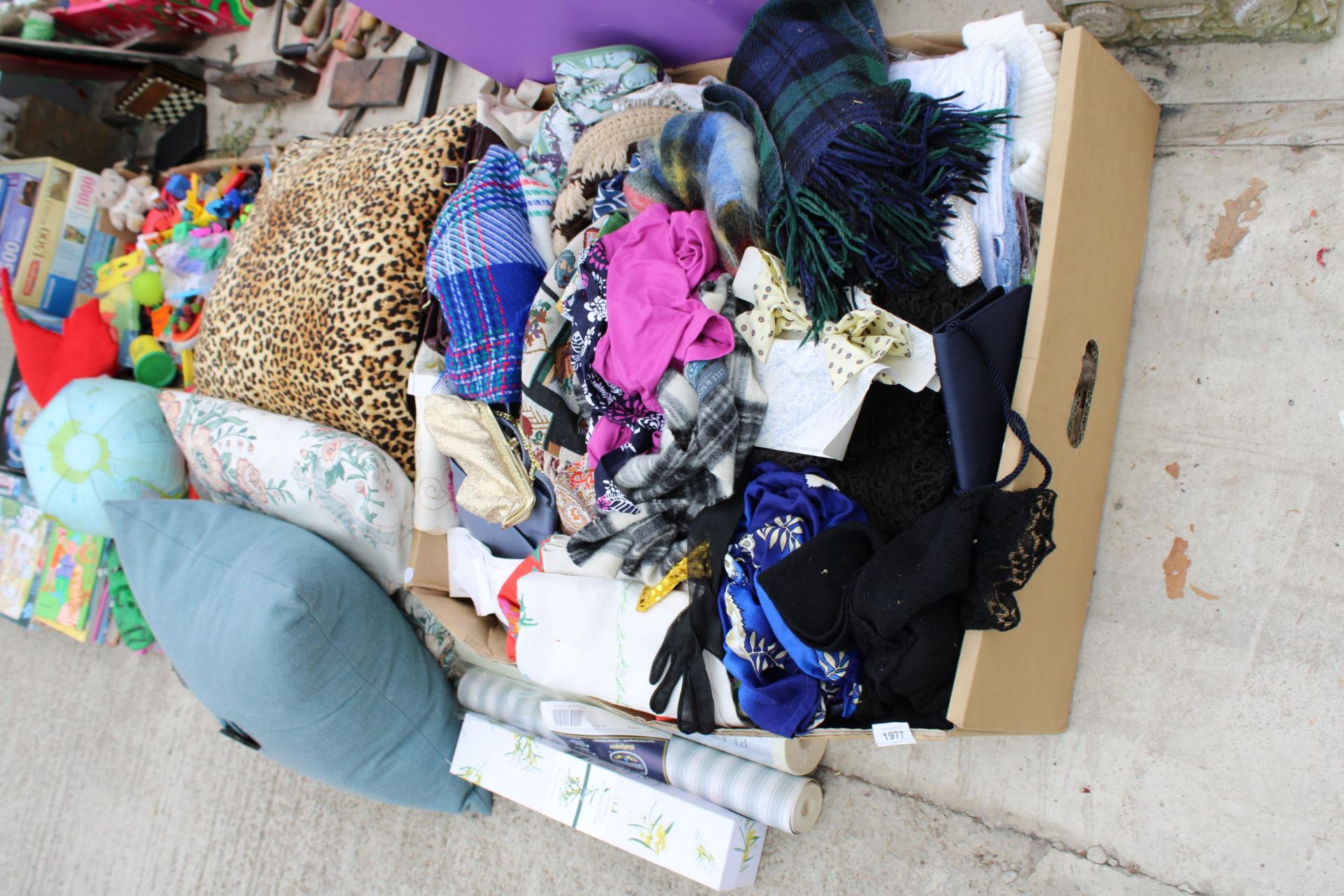 A LARGE ASSORTMENT OF CLOTHES, MATERIAL, BAGS AND CUSHIONS ETC - Image 2 of 2