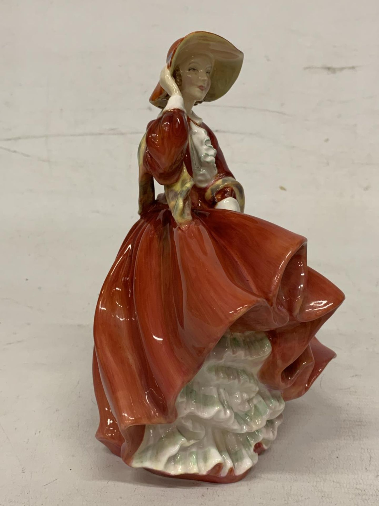A ROYAL DOULTON FIGURINE "TOP O' THE HILL" HN 1834 - Image 4 of 5