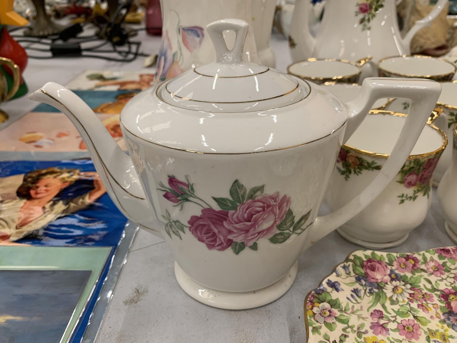 A QUANTITY OF COLLECTABLE CERAMICS TO INCLUDE A ROYAL ALBERT OLD COUNTRY ROSES COFFEEPOT AND MUGS, - Image 6 of 7