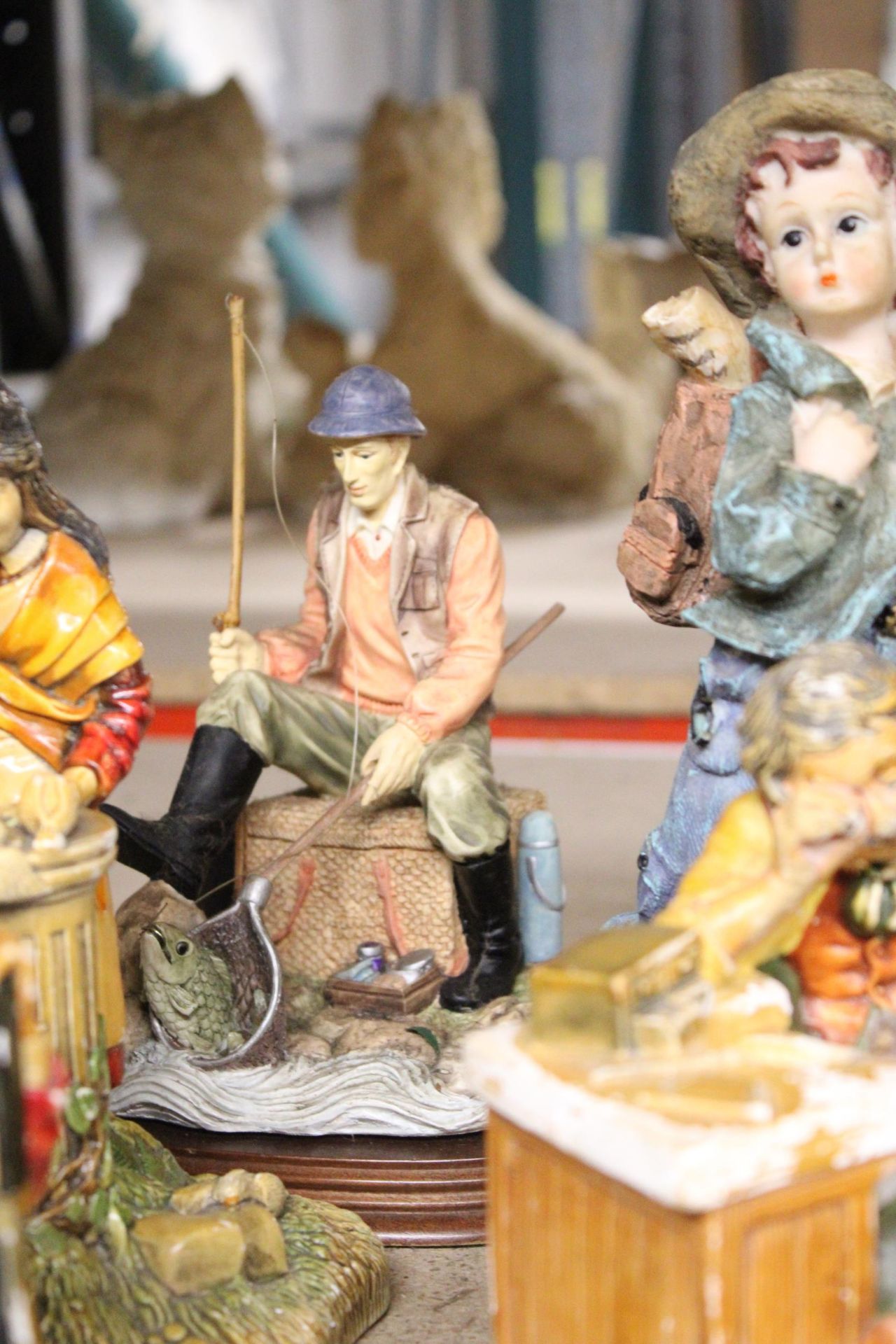 A QUANTITY OF EIGHT VINTAGE FIGURES TO INCLUDE CHALKWARE, ETC - Image 6 of 7