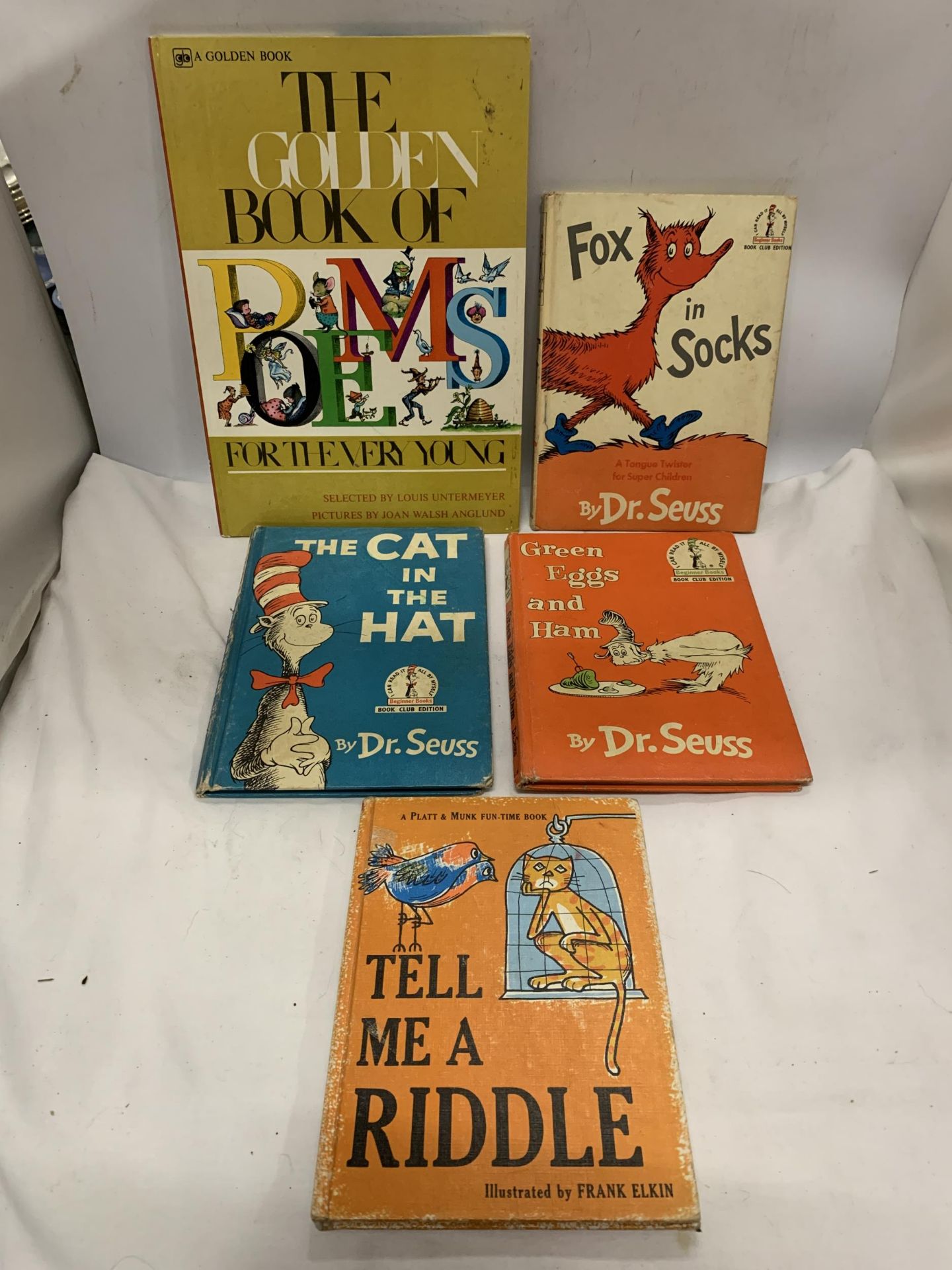 A QUANTITY OF BOOKS TO INCLUDE DR SEUSS, THE GOLDEN BOOK OF POEMS, TRAVEL GUIDES AND MAPS OF - Image 2 of 3