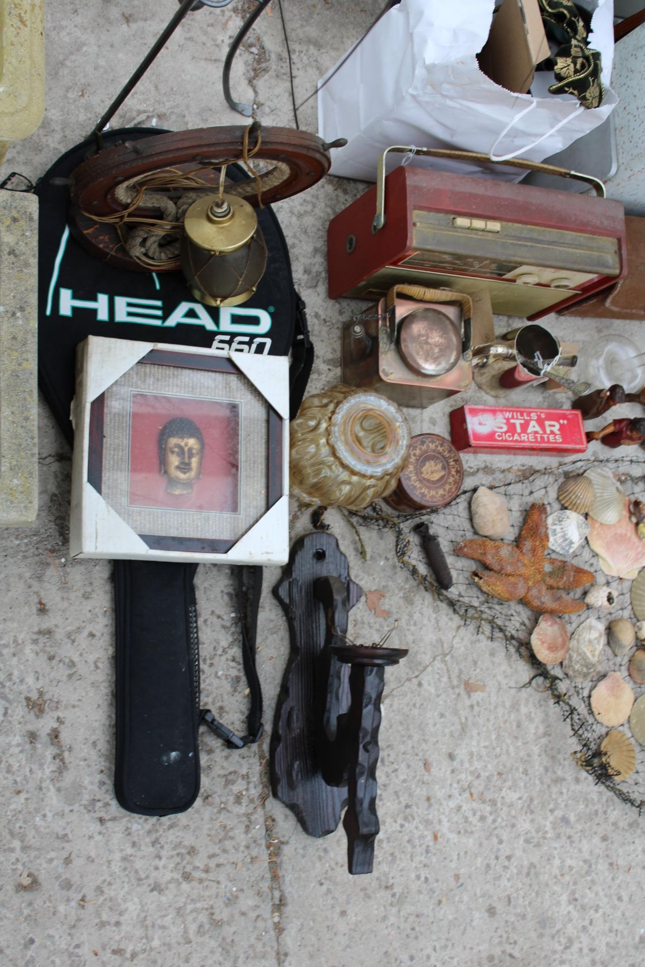 AN ASSORTMENT OF ITEMS TO INCLUDE A RADIO, A COBBLERS LAST, SHELLS AND BOTTLES ETC - Image 4 of 4