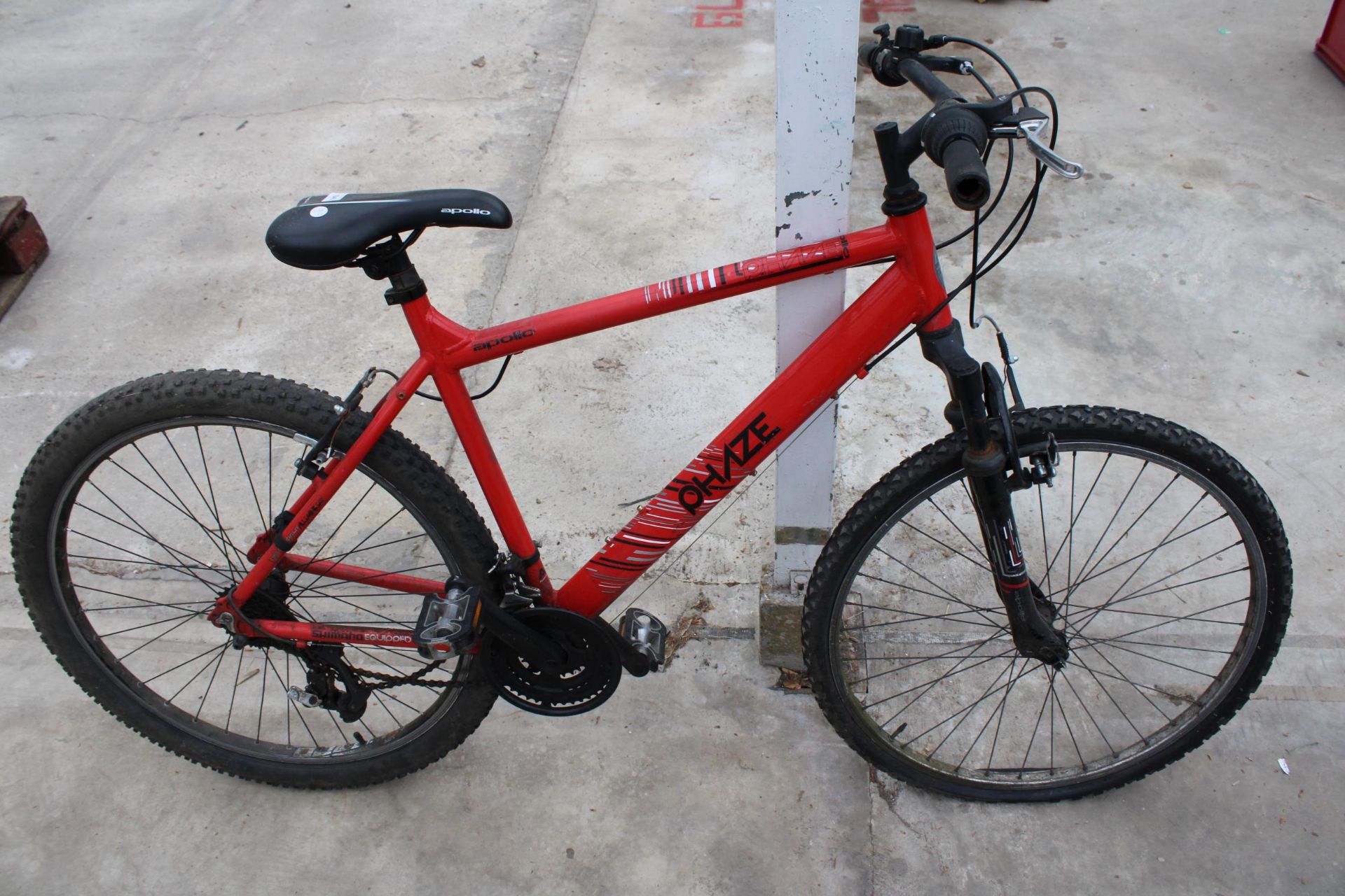 AN APPOLLO PHAZE BIKE WITH FRONT SUSPENSION AND 18 SPEED SHIMANO GEAR SYSTEM