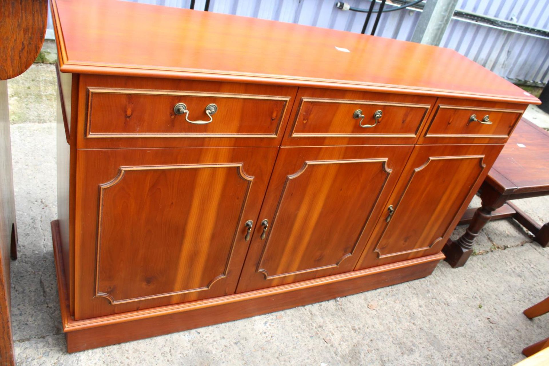 A MODERN YEW WOOD SIDEBOARD - 52" WIDE - Image 2 of 3