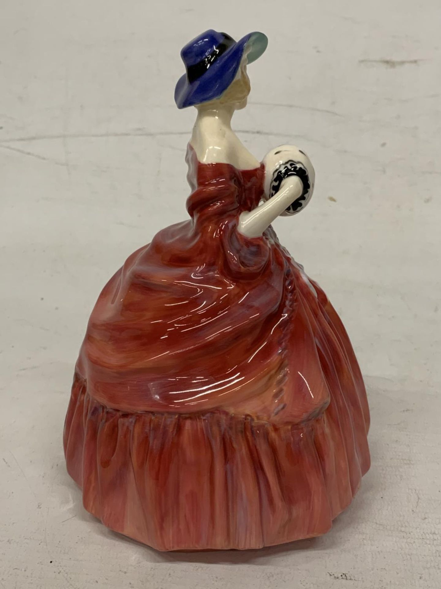 A ROYAL DOULTON FIGURINE "GENEVIEVE" HN 1962 - Image 2 of 5