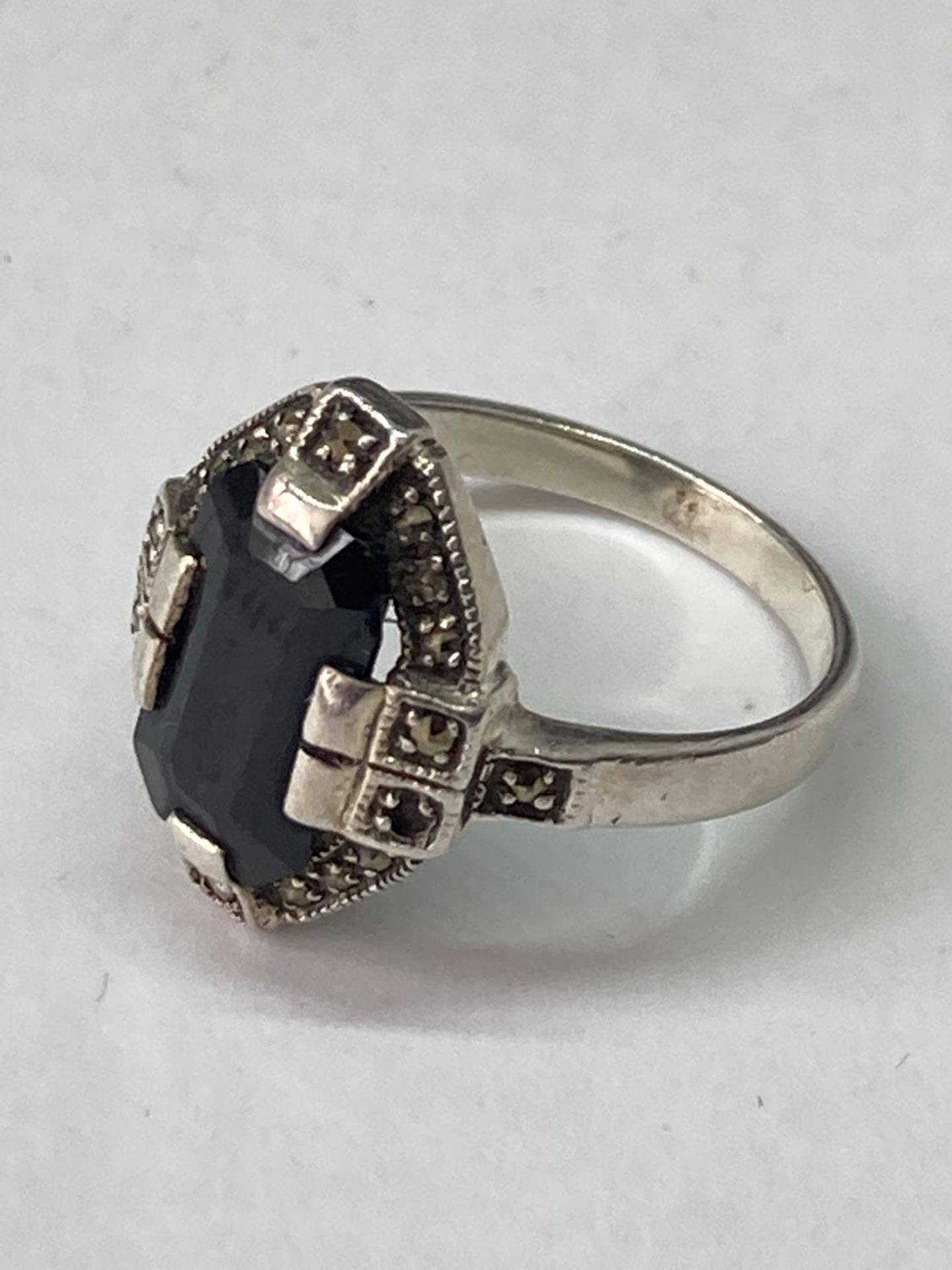 A SILVER AND MARCASITE ART DECO STYLE RING SIZE P IN A PRESENTATION BOX - Image 4 of 8