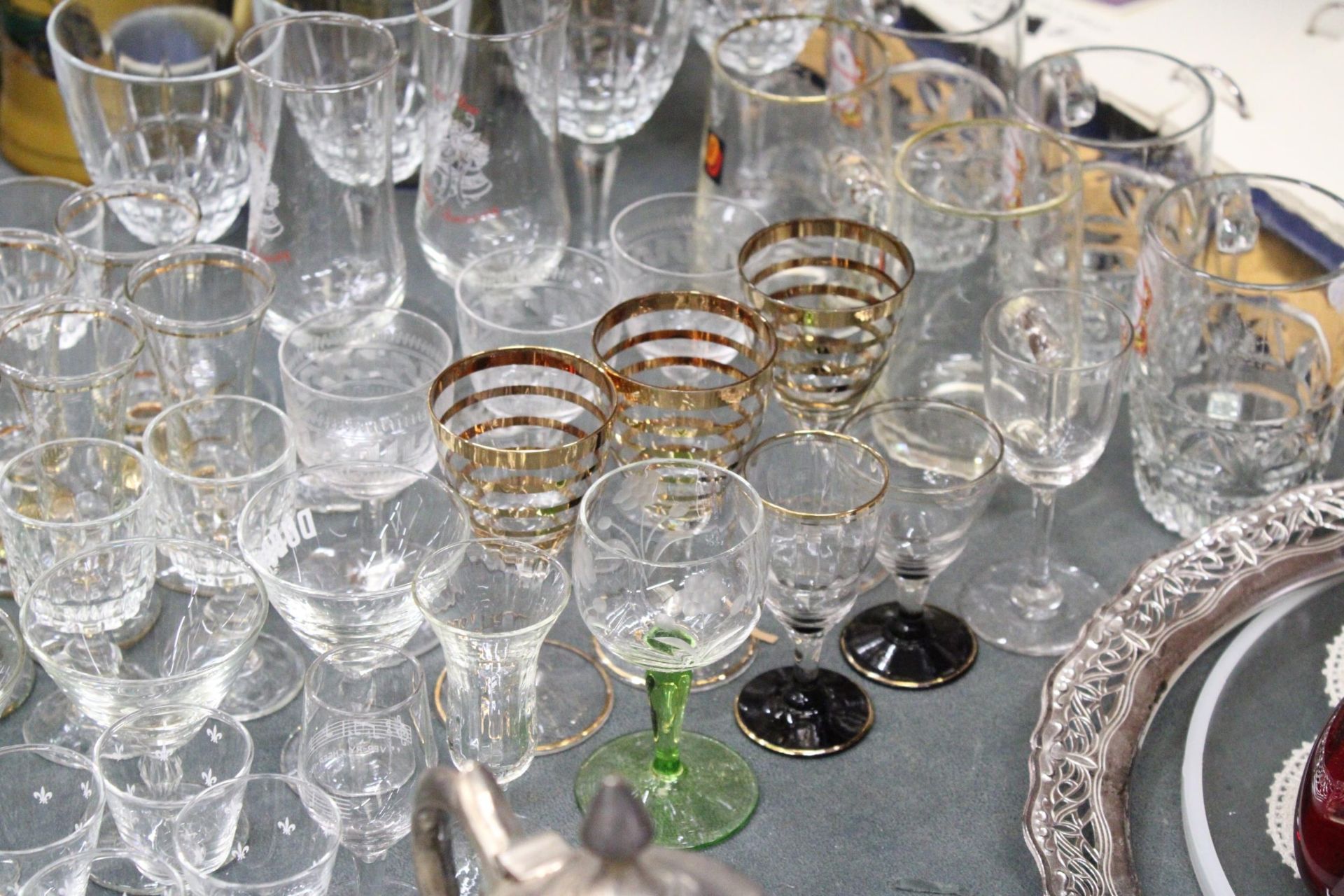 A LARGE QUANTIOTY OF GLASSES TO INCLUDE WINE, SHERRY, PORT, SPIRITS, TANKARDS, ETC - Image 4 of 5