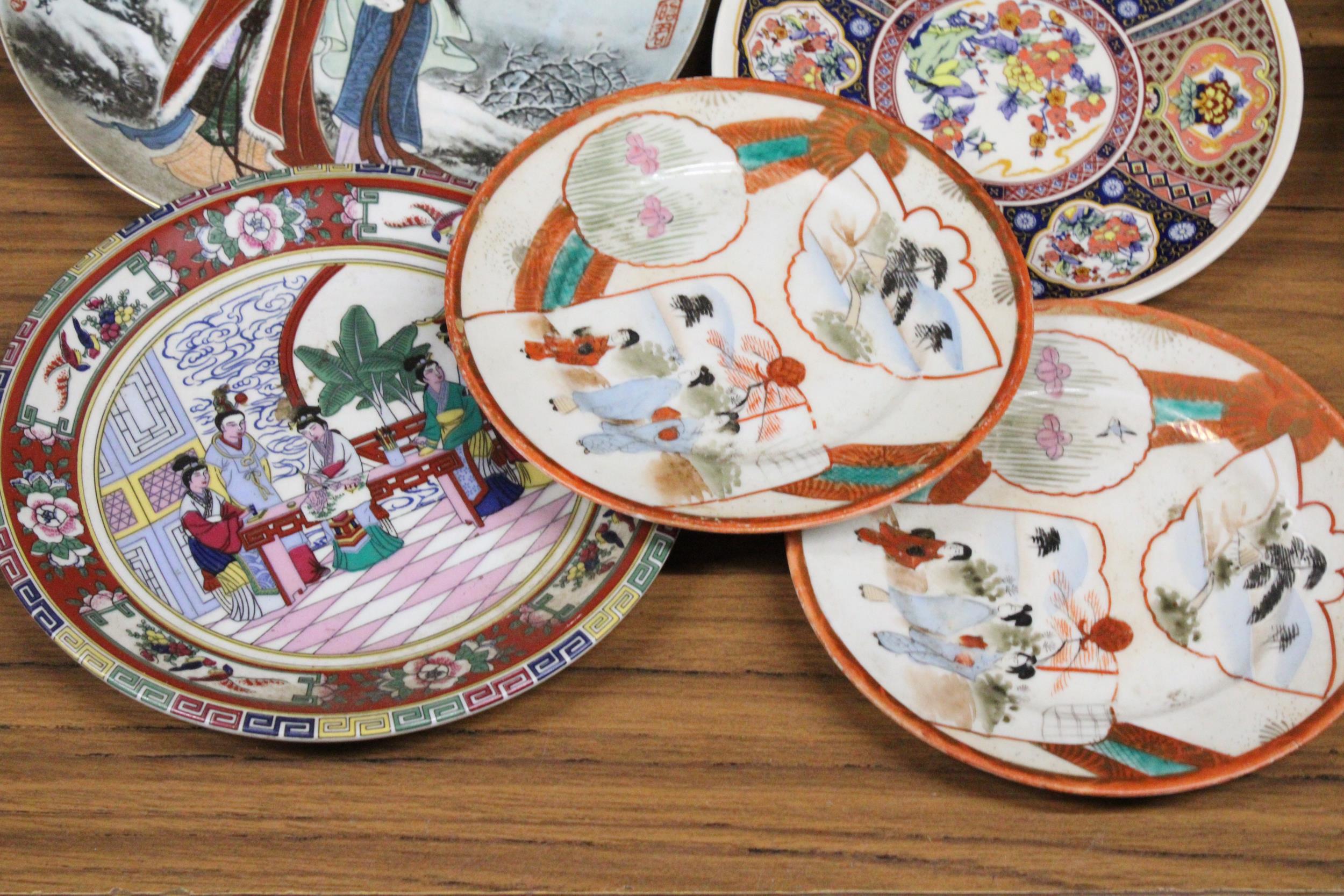A COLLECTION OF FOURTEEN ORIENTAL CABINET PLATES - Image 2 of 6