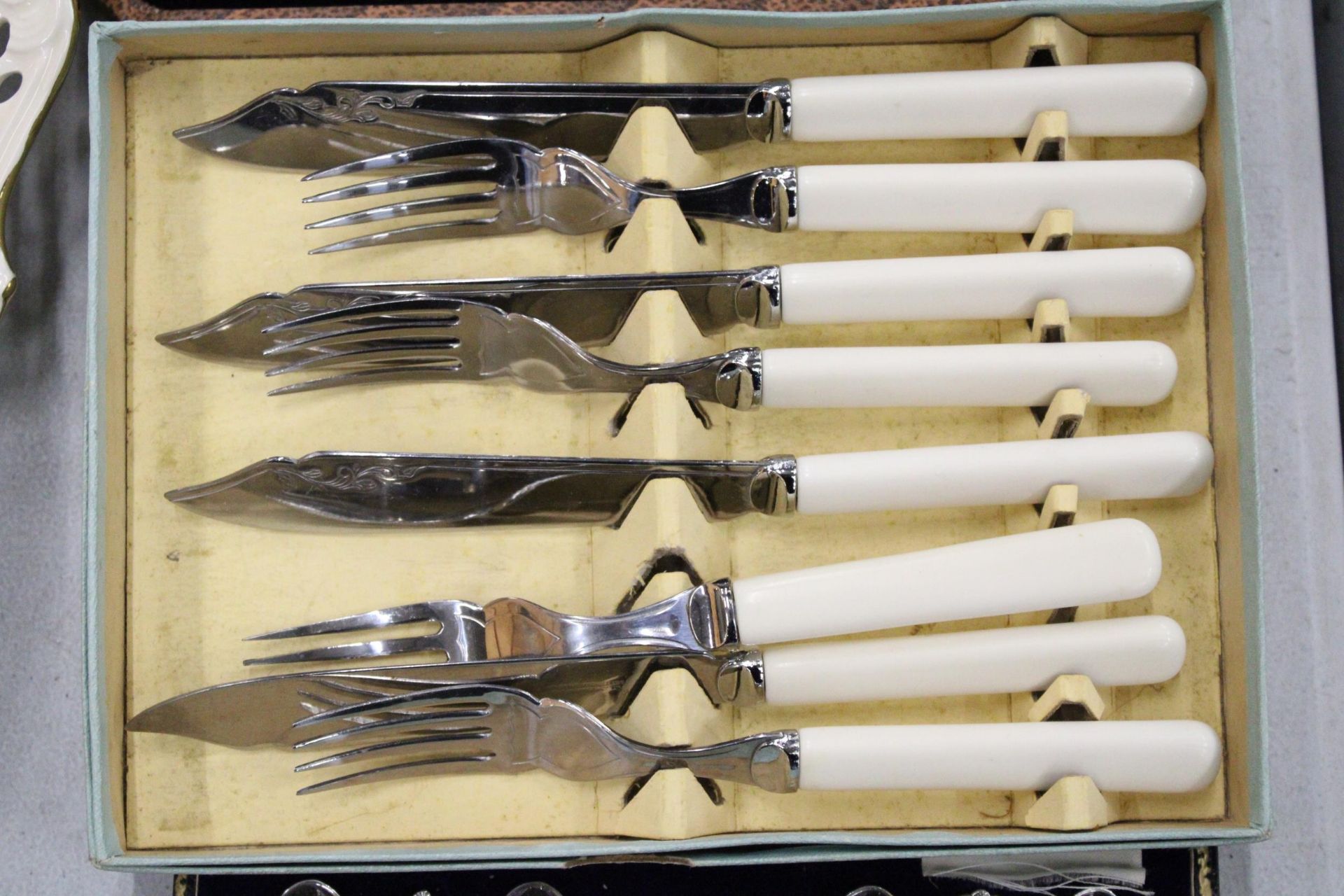 THREE VINTAGE BOXED SETS OF FLATWARE, A WALKER AND HALL STAINLESS STEEL JUG AND A GLASS CONDIMENT - Image 3 of 6
