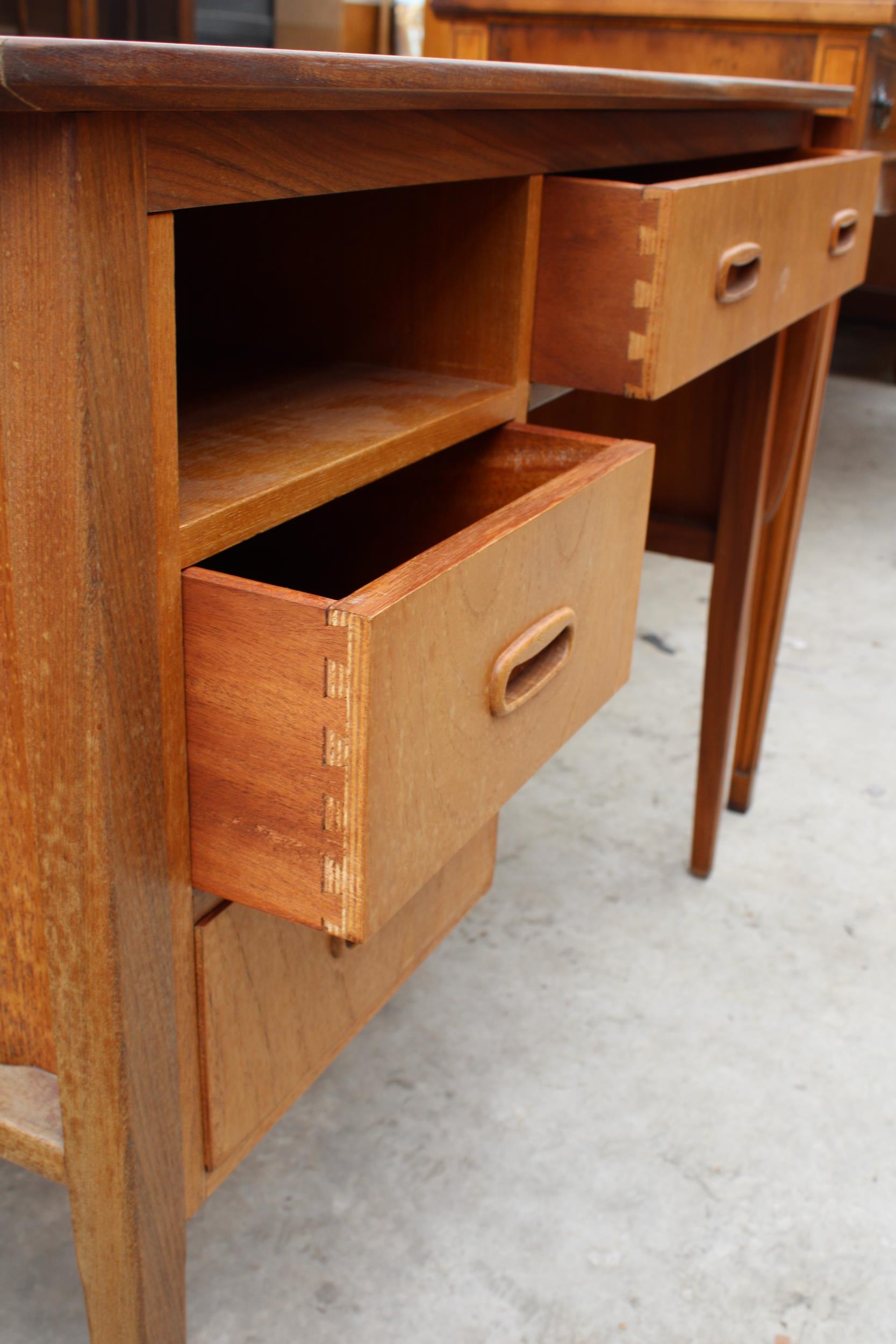 A RETRO TEAK SINGLE PEDESTAL DESK WITH DROP-LEAF ENCLOSING THREE DRAWERS, 39" X 21" (LEAF 15") - Image 4 of 4