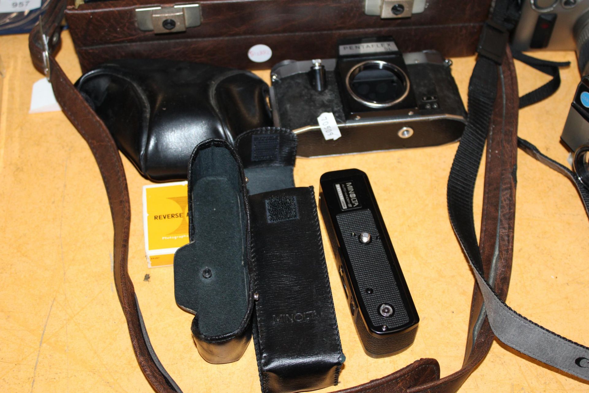 A LARGE COLLECTION OF VINTAGE CAMERAS AND ACCESSORIES TO INCLUDE, CANON EOS 1X, PENTAFLEX SL, - Image 3 of 6