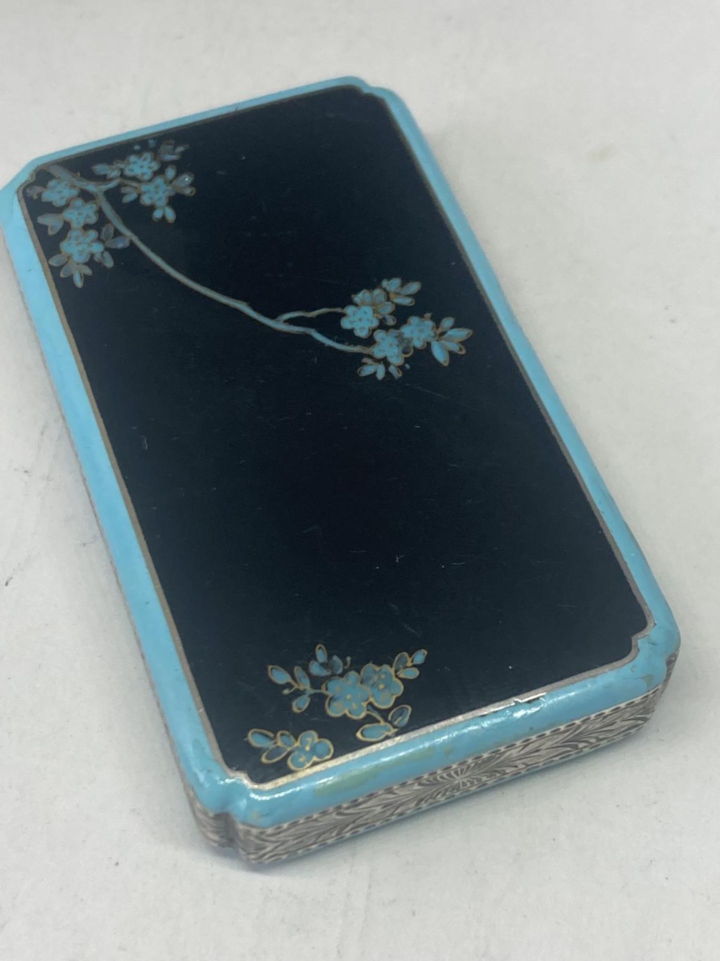 A SILVER AND ENAMEL TRINKET BOX WITH A TURQUOISE BLUE AND BLACK ORIENTAL BIRD DECORATION - Image 4 of 8