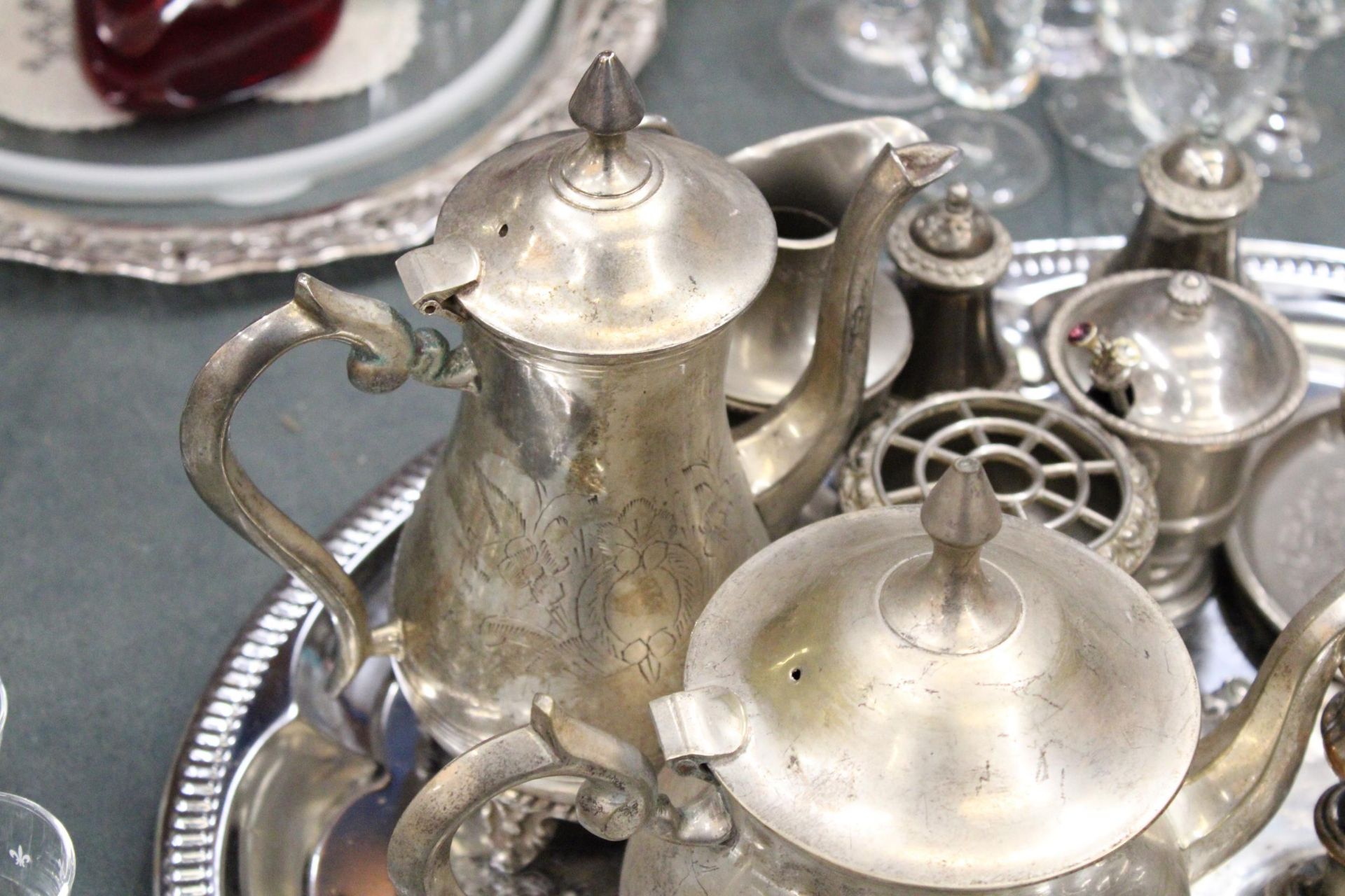 A QUANTITY OF SILVER PLATED ITEMS TO INCLUDE, A TRAY, TEAPOT, COFFEE POT, CANDLESTICK, JUGS, A CRUET - Image 5 of 6