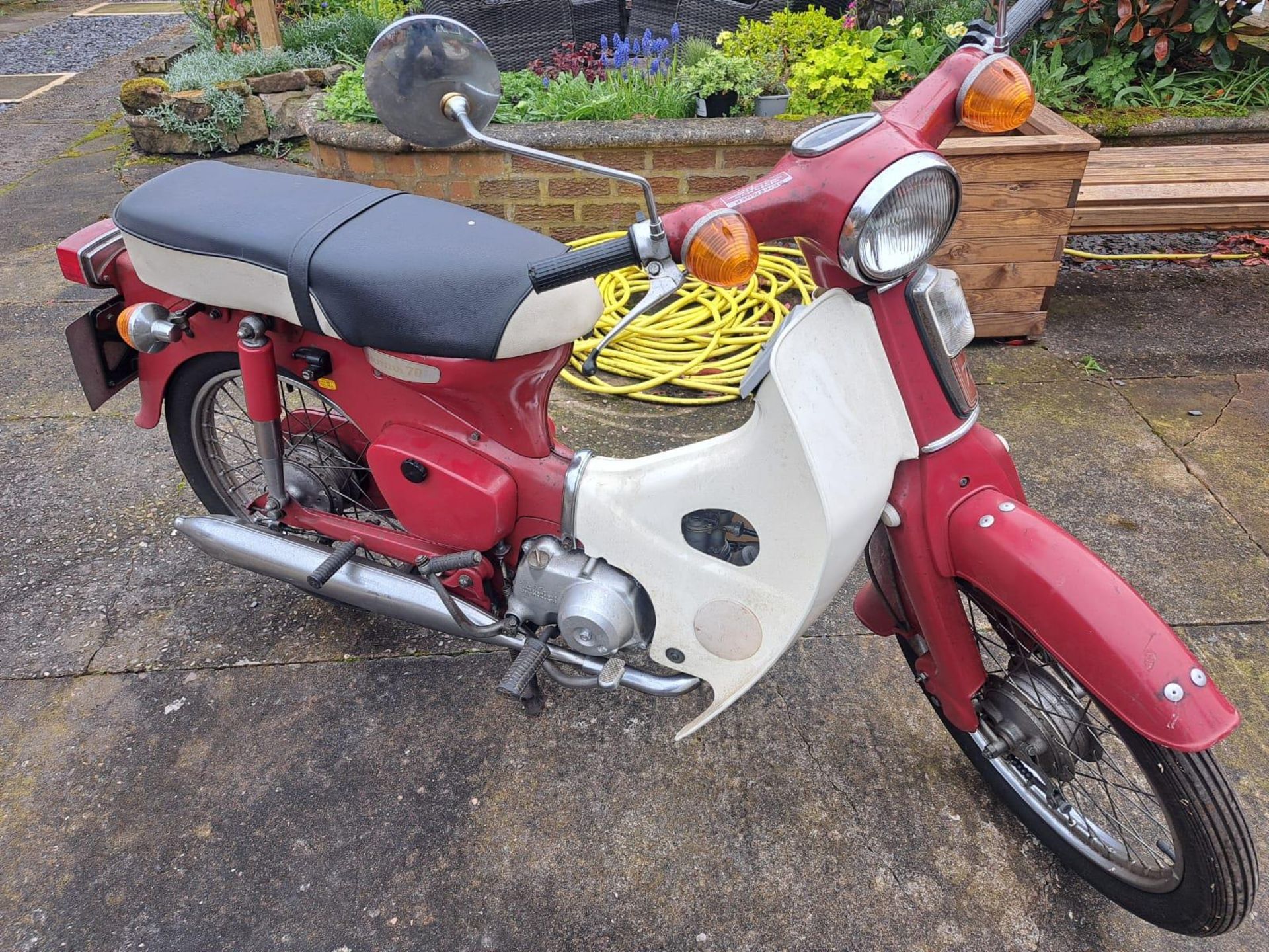 A 1975 HONDA 70 - ON A V5C, VENDOR STATES GOOD STARTER AND RUNNER, FROM A PRIVATE COLLECTION. AS