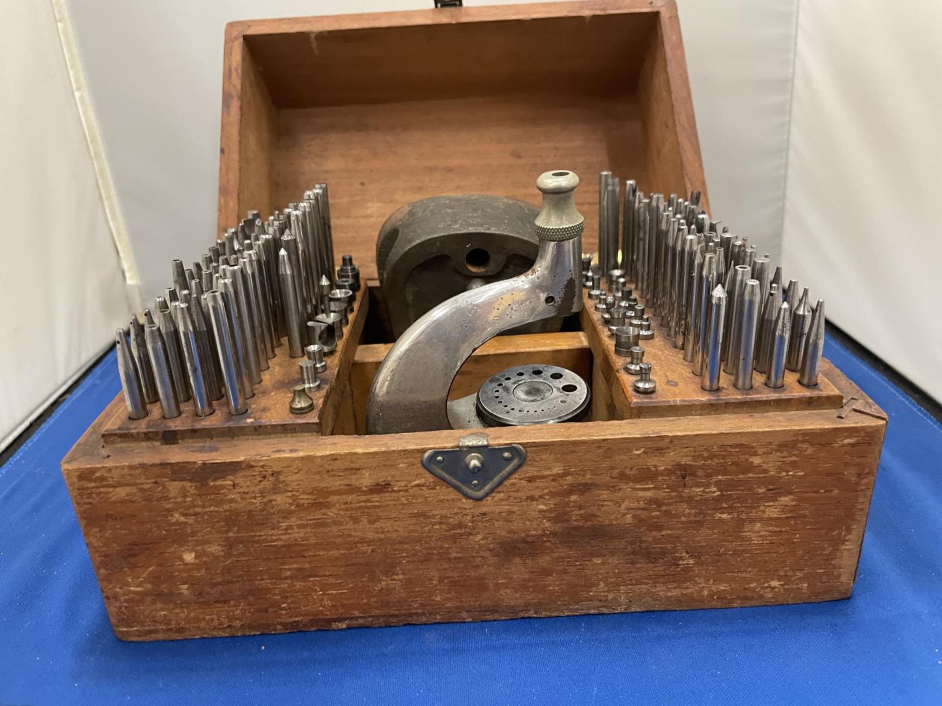 A BOLEY WATCHMAKERS RIVETING AND STAKING TOOLS (COMPLETE SET) IN ORIGINAL WOODEN BOX - Image 6 of 14