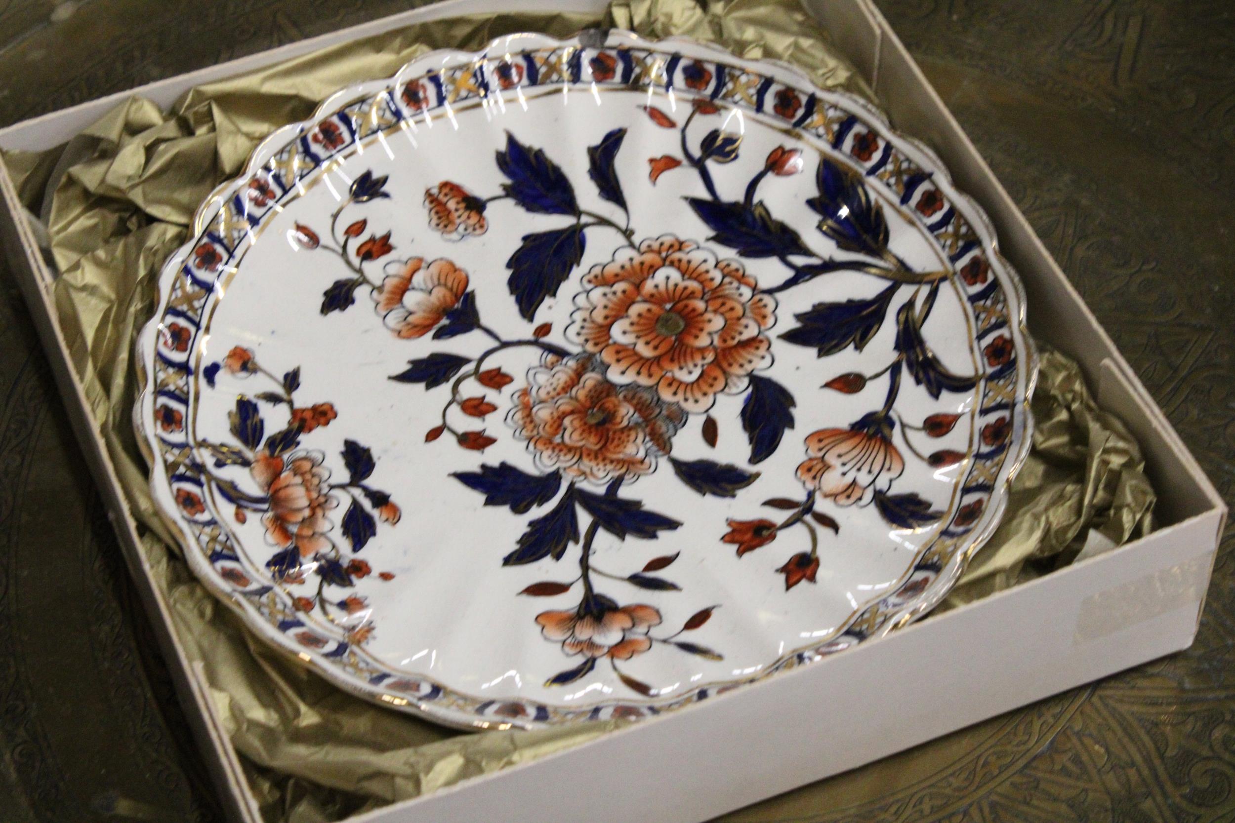 A MIDDLE EASTERN BRASS TRAY - 57 CM DIAMETER TOGETHER WITH A BOXED IMARI STYLE PLATE - Image 2 of 5