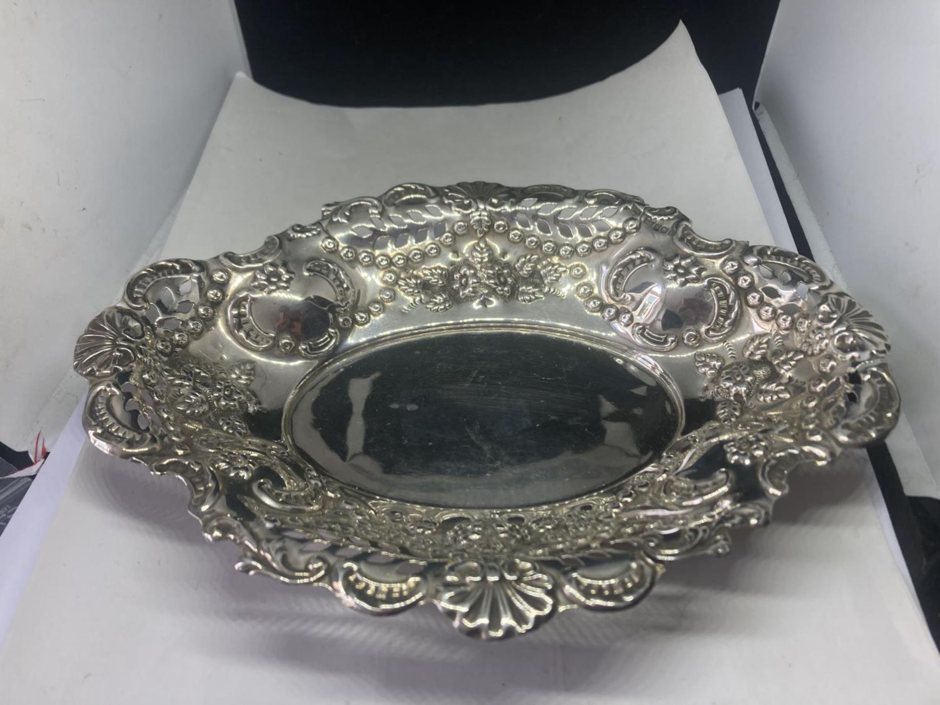 A DECORATIVE HALLMARKED SHEFFIELD SILVER DISH GROSS WEIGHT 124 GRAMS - Image 2 of 10
