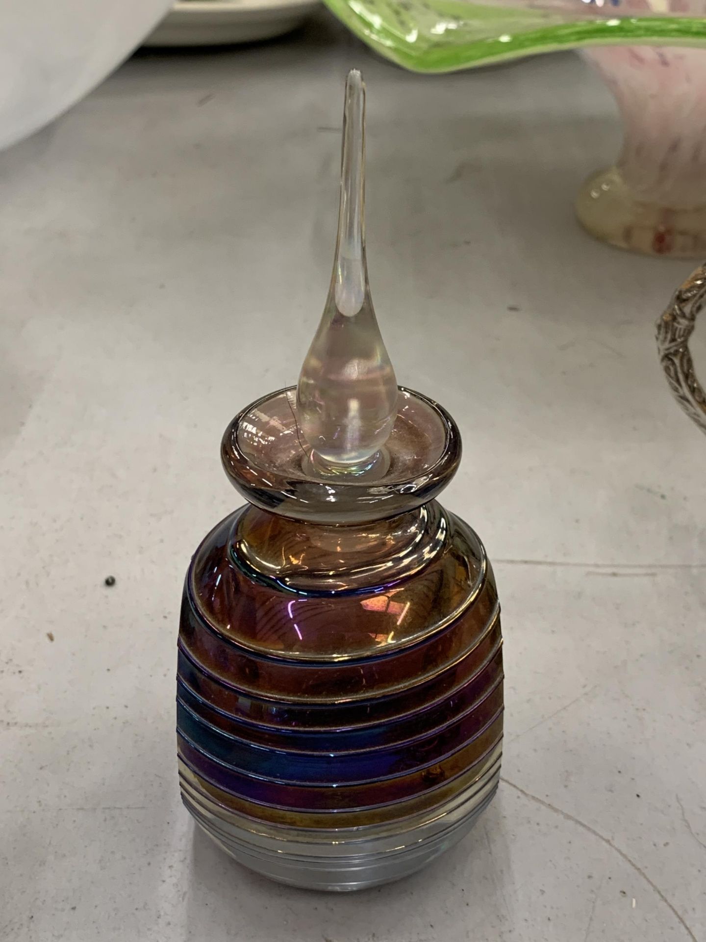A VINTAGE GLASS ART IRIDESCENT SPUN THREADED PERFUME BOTTLE - Image 2 of 4