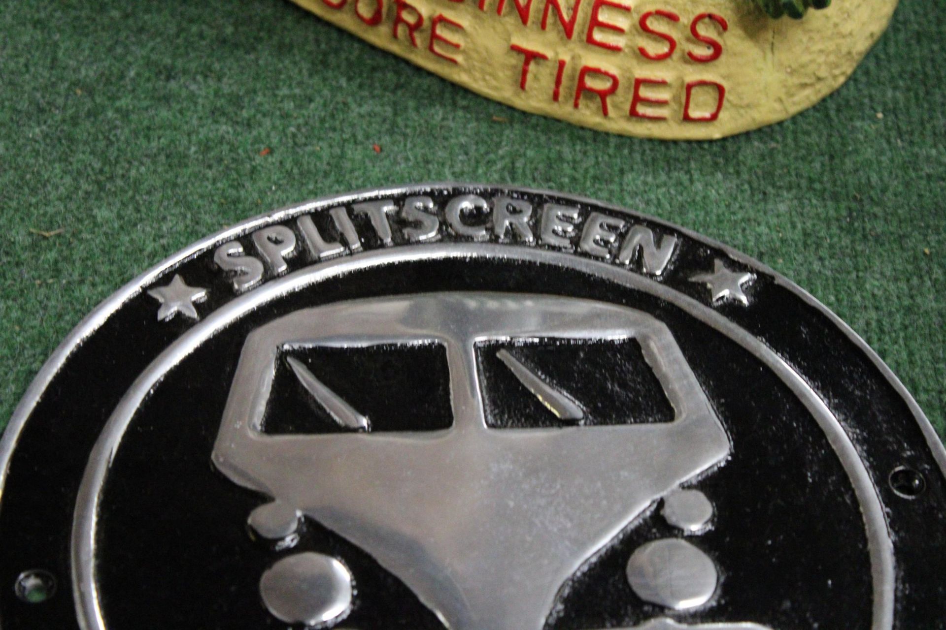 AN ALUMINIUM 'SPLITSCREEN' SIGN, DIAMETER 24CM - Image 2 of 3