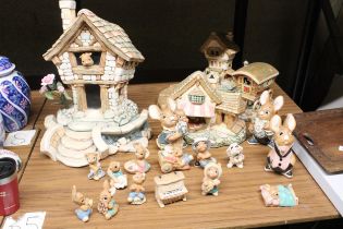 A LARGE COLLECTION OF PENDELFIN TO INCLUDE HOUSES, A ROMANY CARAVAN, FIGURES, ETC