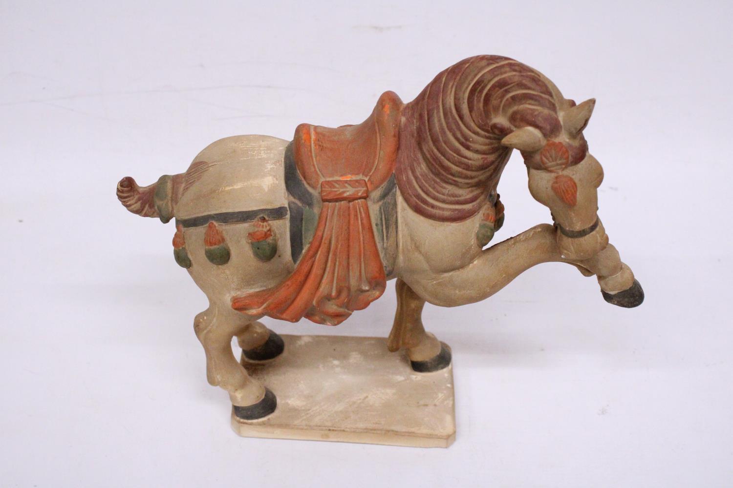 A CHINESE HORSE IN THE STYLE OF A TANG DYNASTY WARRIOR HORSE - 30 CM INCLUDE BASE - Image 5 of 5