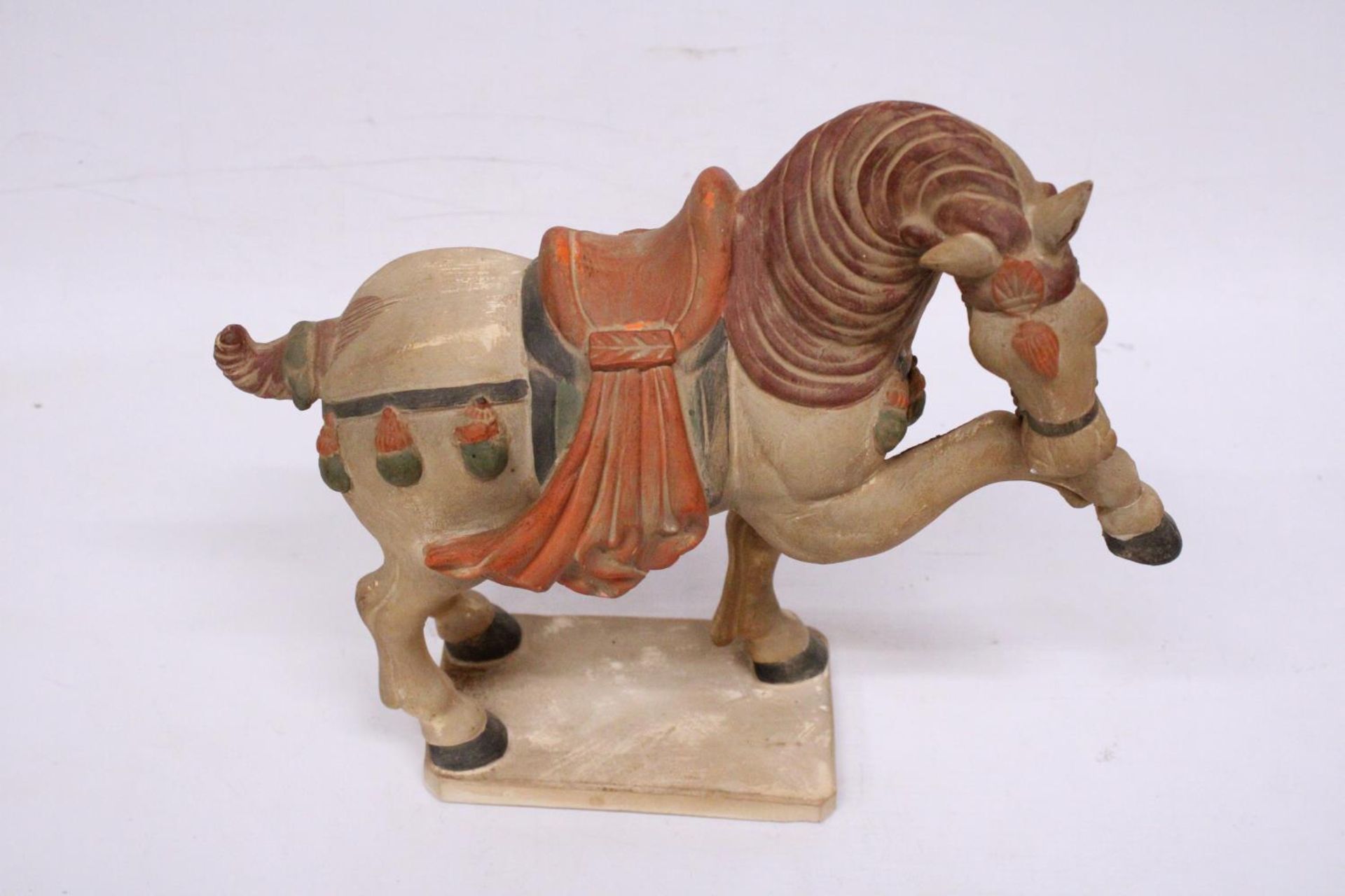 A CHINESE HORSE IN THE STYLE OF A TANG DYNASTY WARRIOR HORSE - 30 CM INCLUDE BASE - Image 5 of 5