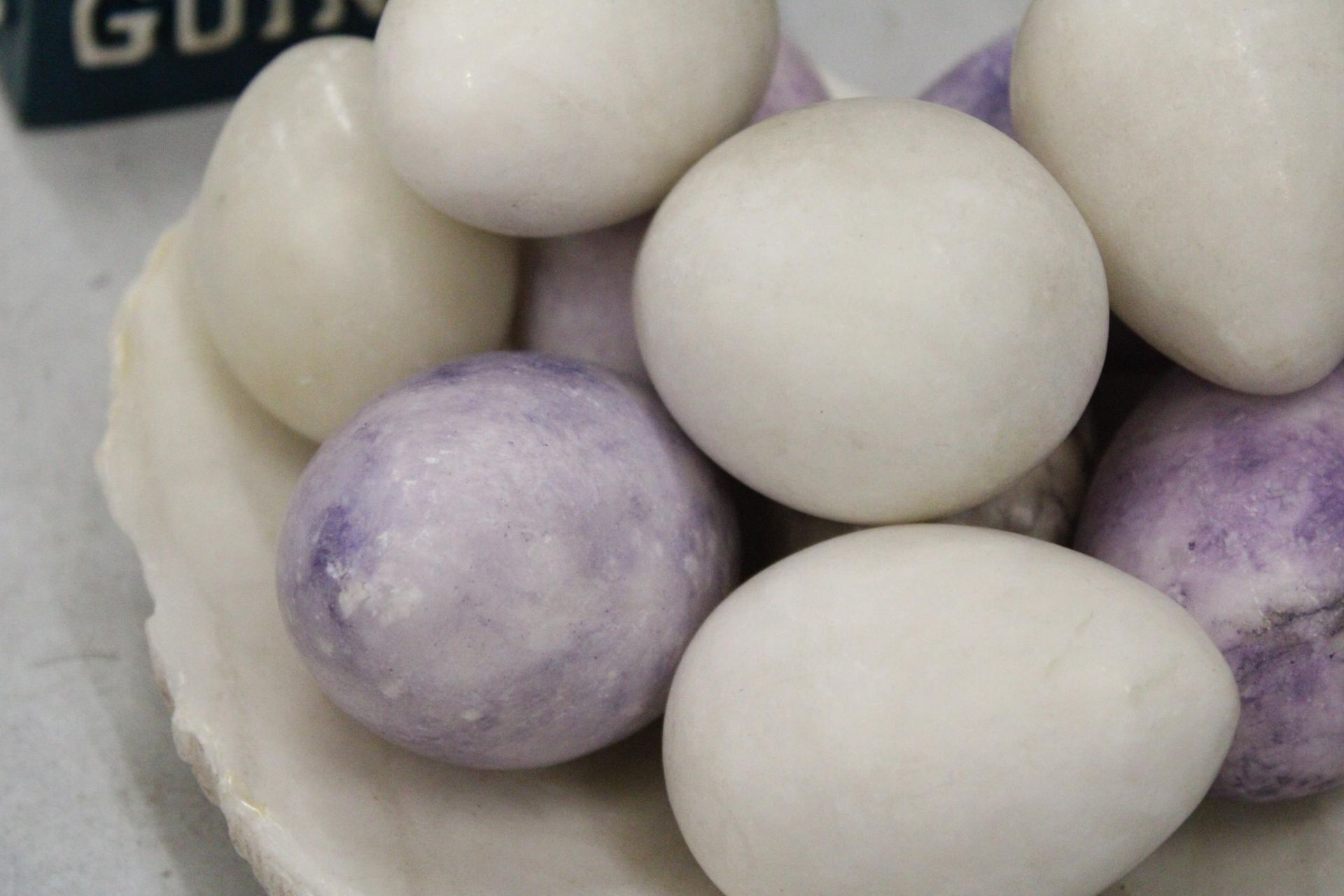 A COLLECTION OF ALABASTER EGGS IN AN ALABASTER BOWL - Image 3 of 4