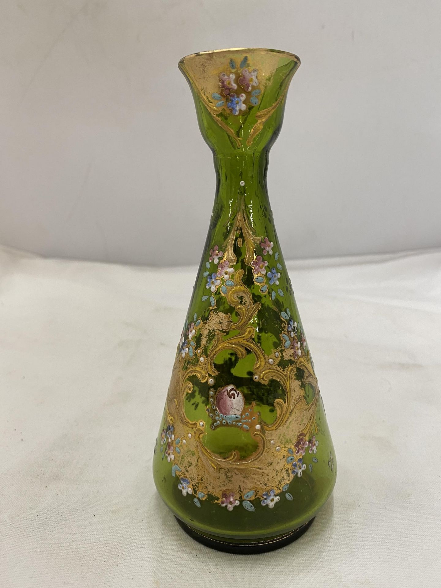 A GREEN STOURBRIDGE GILT GLASS VASE - Image 3 of 6