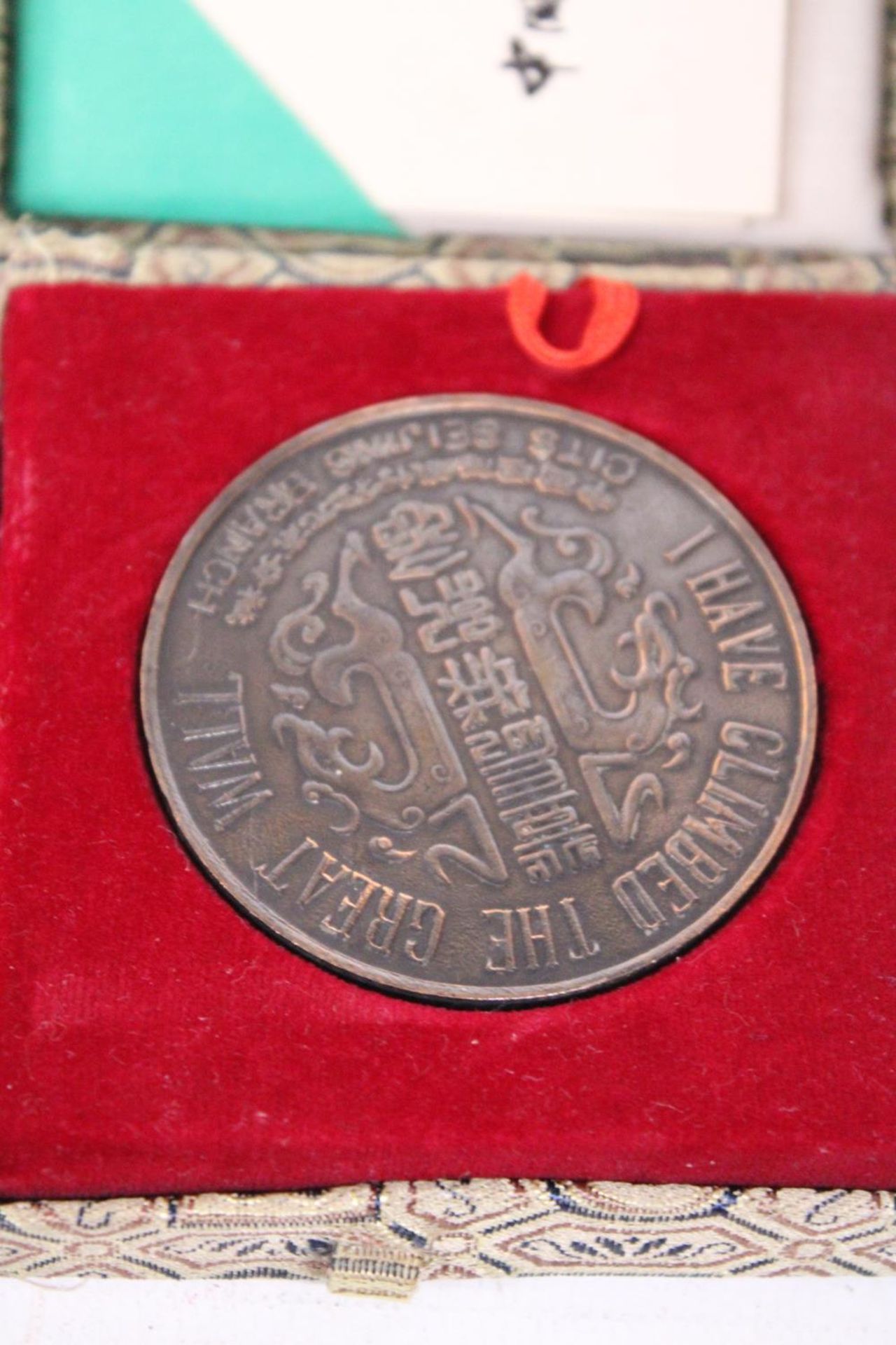 A BOXED BRONZE MEDAL "GREAT WALL OF CHINA" WITH A MINIATURE BUDDAH - Image 4 of 5