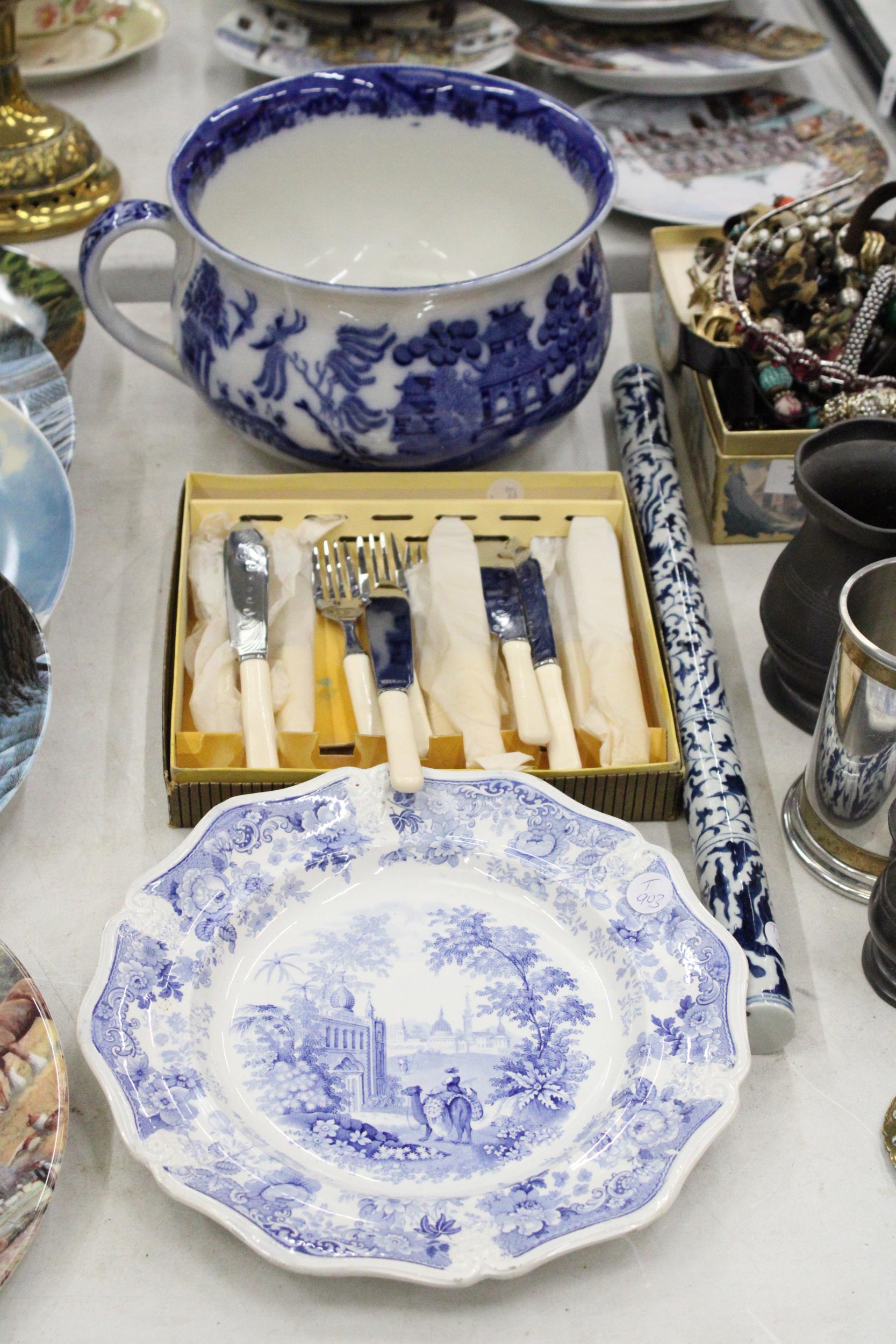 A MIXED LOT OF BLUE AND WHITE WARE TO INCLUDE A CERMANIC BED CHAMBER AND CABINET PLATE PLUS A
