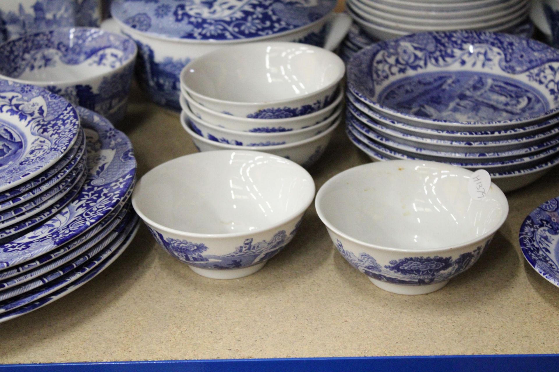 A LARGE COLLECTION OF SPODE BLUE ITALIAN WARE TO INCLUDE LIDDED BOWLS, KETTLE, SUGAR BOWL AND - Image 5 of 7