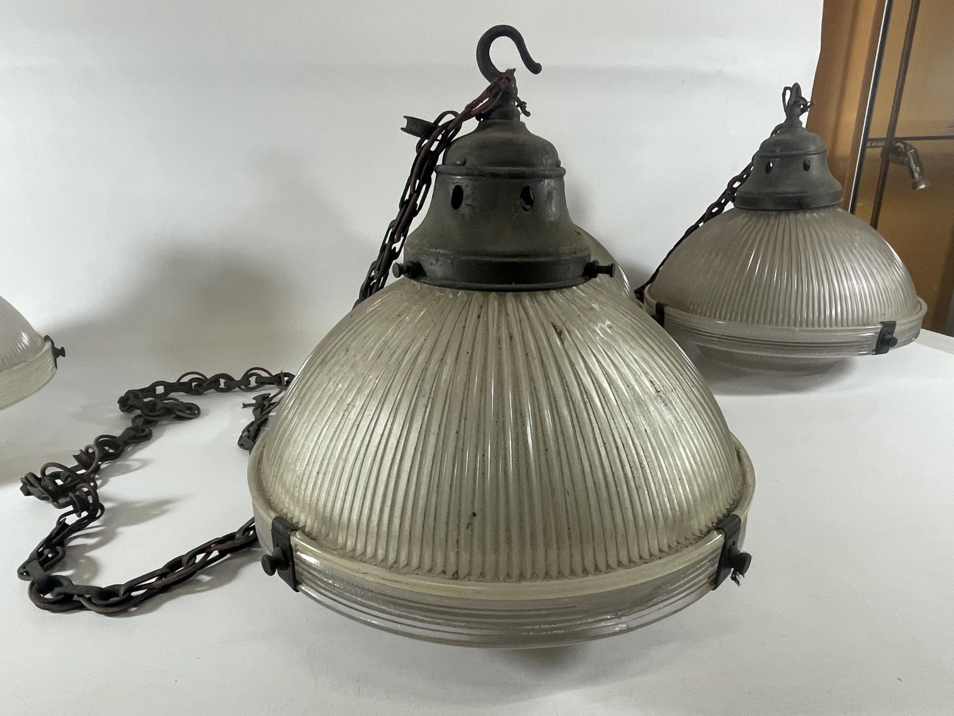 A SET OF EIGHT VINTAGE HOLOPHANE 5 LAMPS WITH METAL FITTINGS AND CHAINS (ONE CHAIN AND FITTING - Image 12 of 14