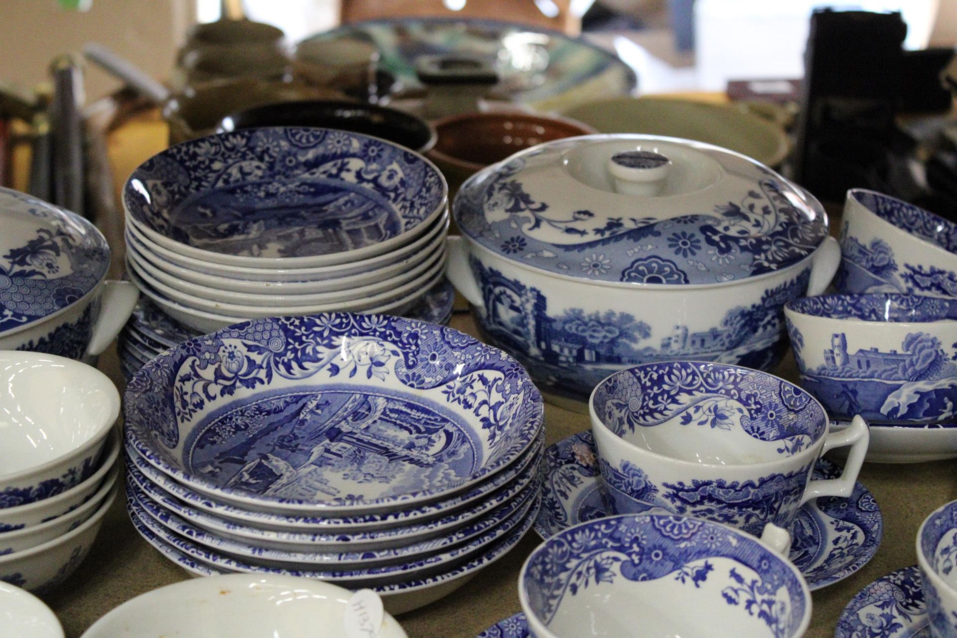 A LARGE COLLECTION OF SPODE BLUE ITALIAN WARE TO INCLUDE LIDDED BOWLS, KETTLE, SUGAR BOWL AND - Image 3 of 7