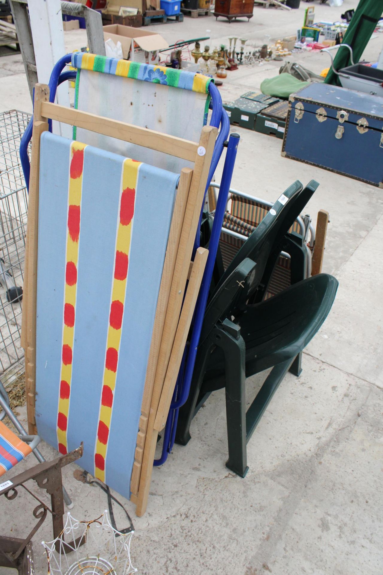 SIX VARIOUS FOLDING GARDEN CHAIRS TO INCLUDE A WOODEN RETRO DECK CHAIR - Image 3 of 3