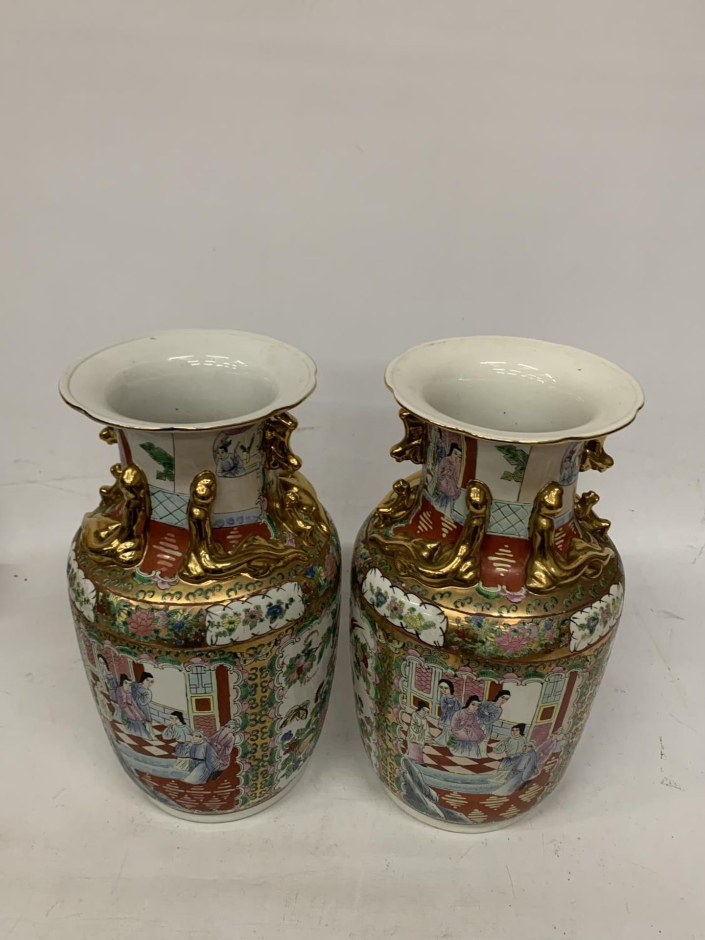A LARGE PAIR OF CHINESE FAMIILLE ROSE VASES WITH LIZARD MOULDED NECK AND LION HANDLES - 39 CM - Image 3 of 4