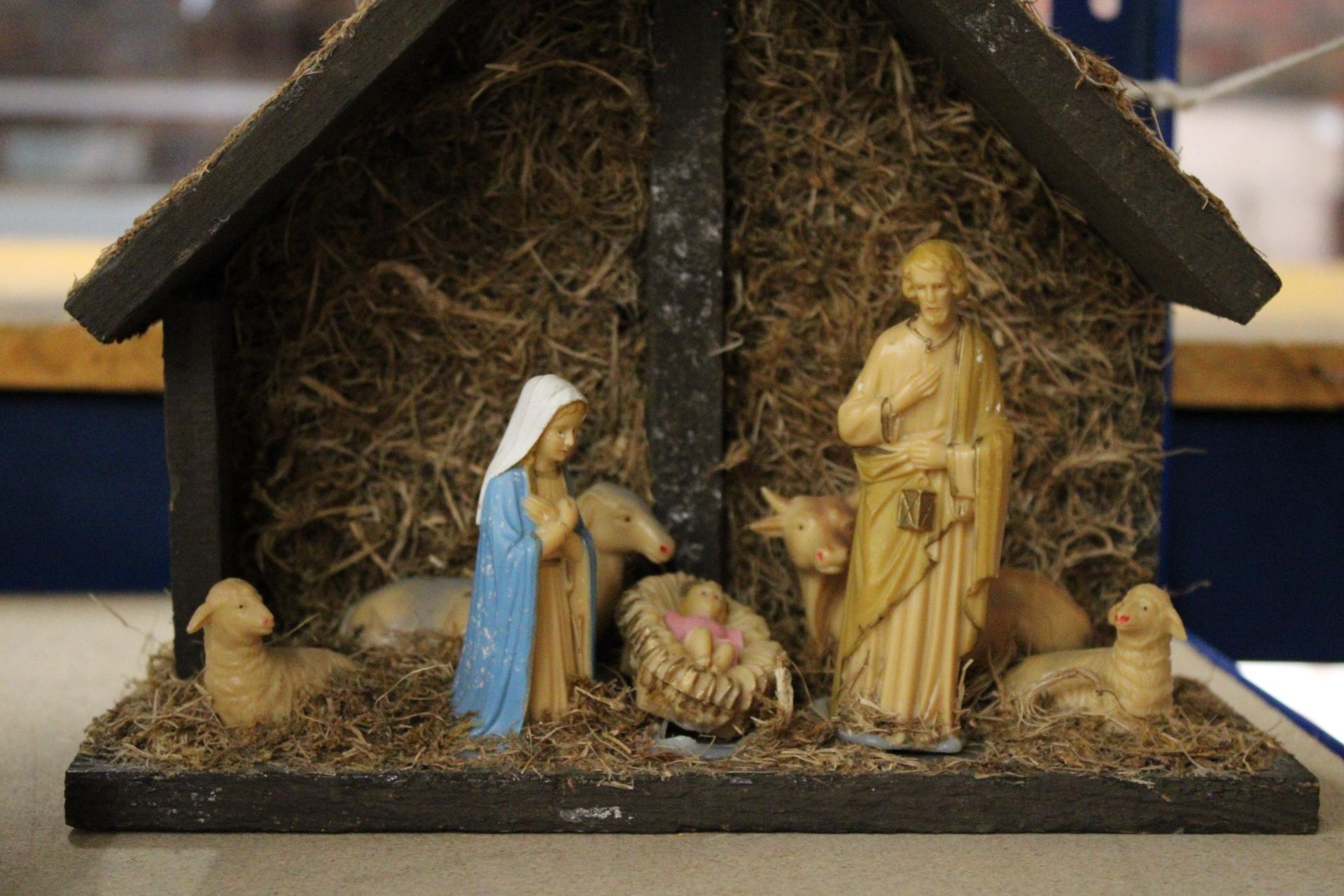 A VINTAGE CHRISTMAS WOODEN MANGER WITH FIGURES - Image 2 of 5