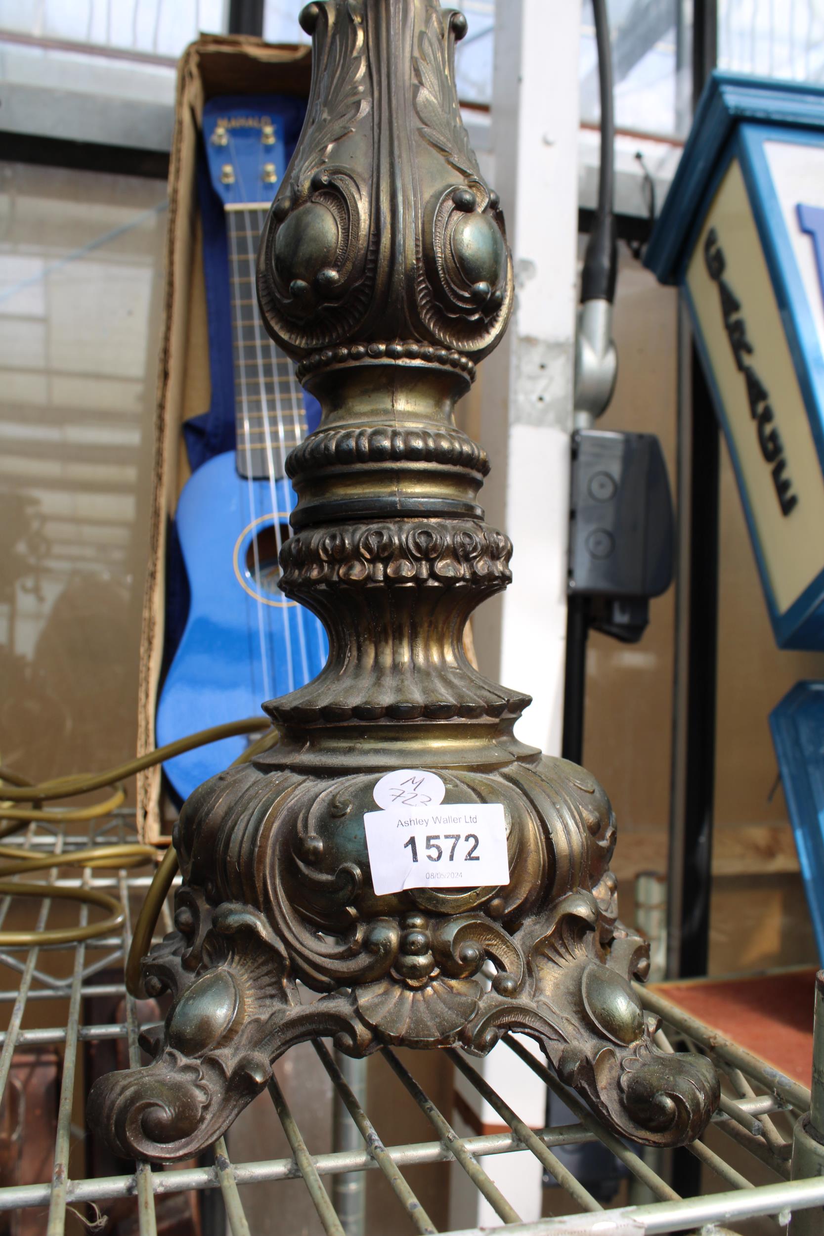 A DECORATIVE BRASS TABLE LAMP - Image 2 of 2