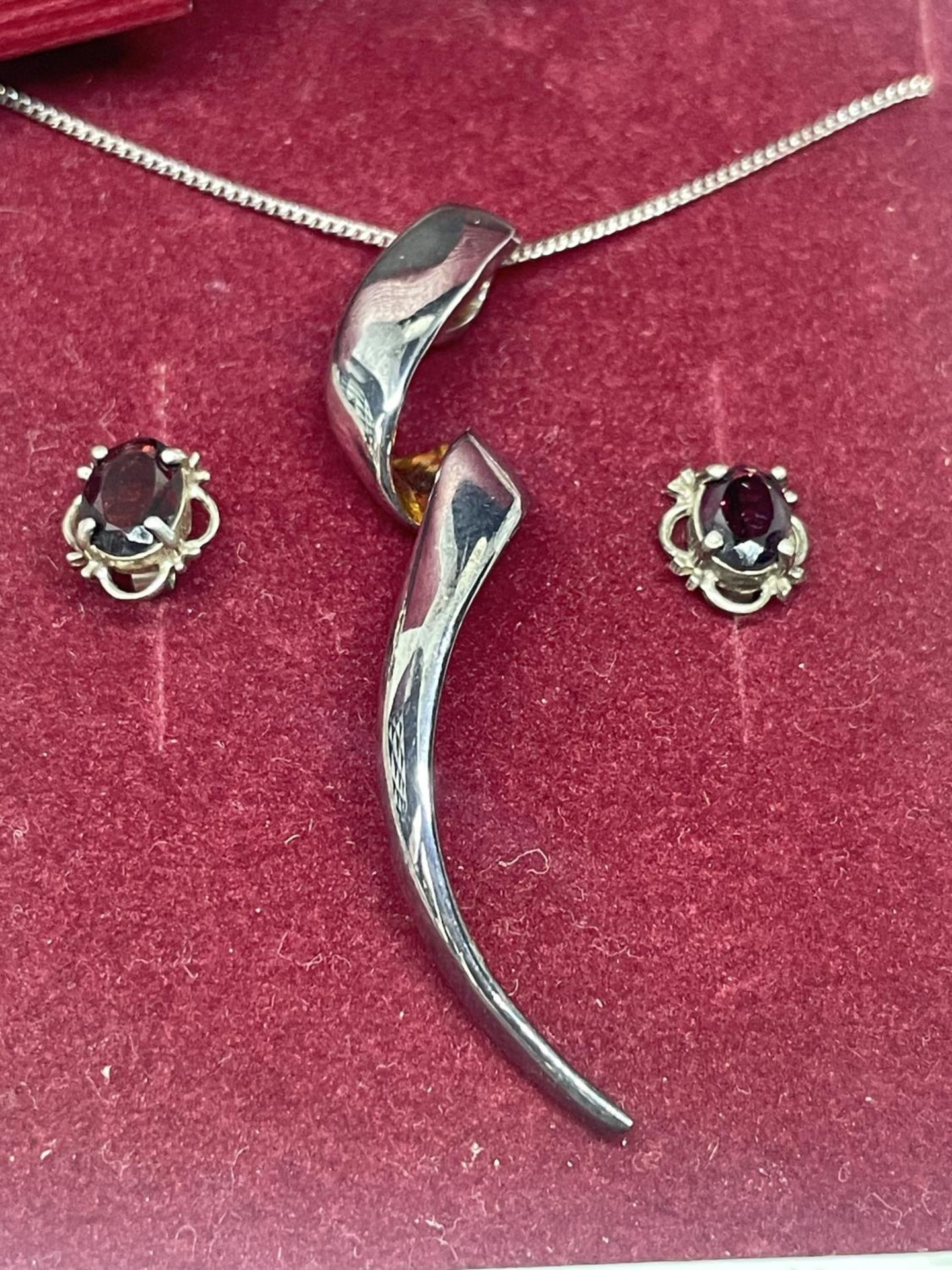 A SILVER NECKLACE AND EARRINGS SET IN A PRESENTATION BOX - Image 2 of 3