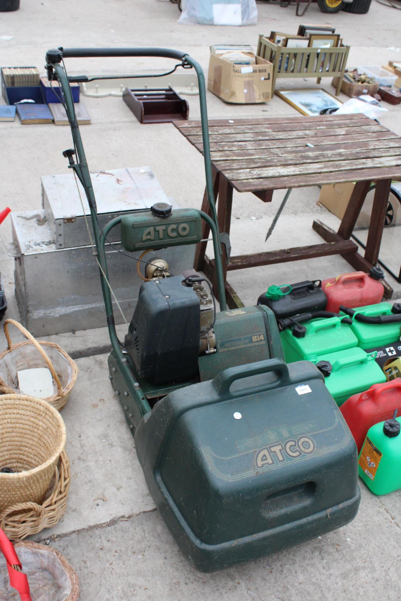 AN ATCO COMMODORE B14 CYLINDER LAWN MOWER WITH GRASS BOX