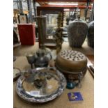 A MIXED LOT TO INCLUDE A SILVER PLATE CAKE STAND, COPPER BED PAN, A BRASS COLUMN TABLE LAMP, BRASS