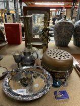 A MIXED LOT TO INCLUDE A SILVER PLATE CAKE STAND, COPPER BED PAN, A BRASS COLUMN TABLE LAMP, BRASS