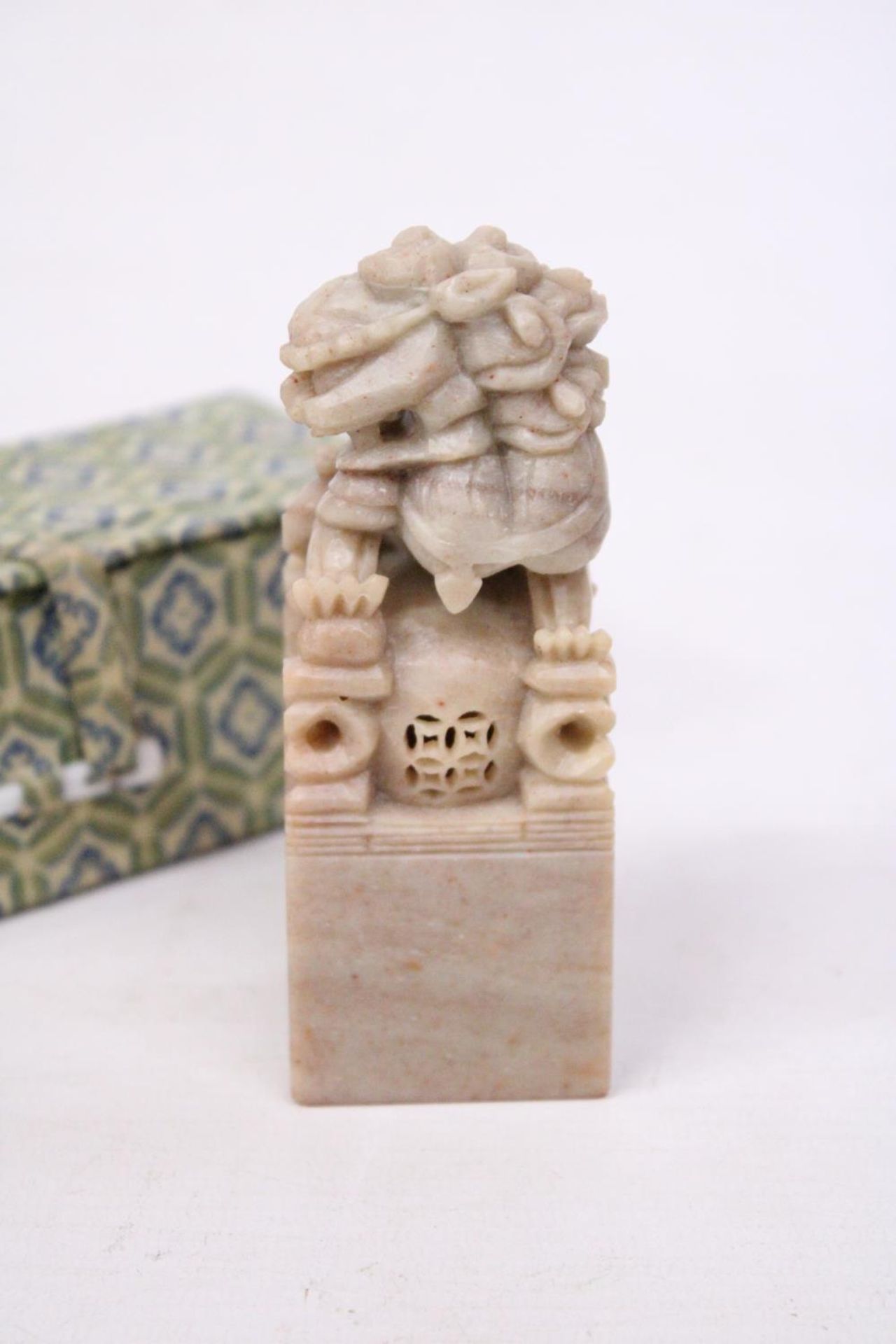 A CHINESE HAND CARVED SOAPSTONE FOO DOG SEAL - Image 6 of 6