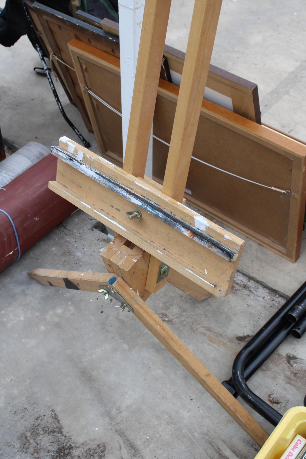 A WINSOR AND NEWTON WOODEN FOLDING ARTIST EASEL - Image 2 of 2