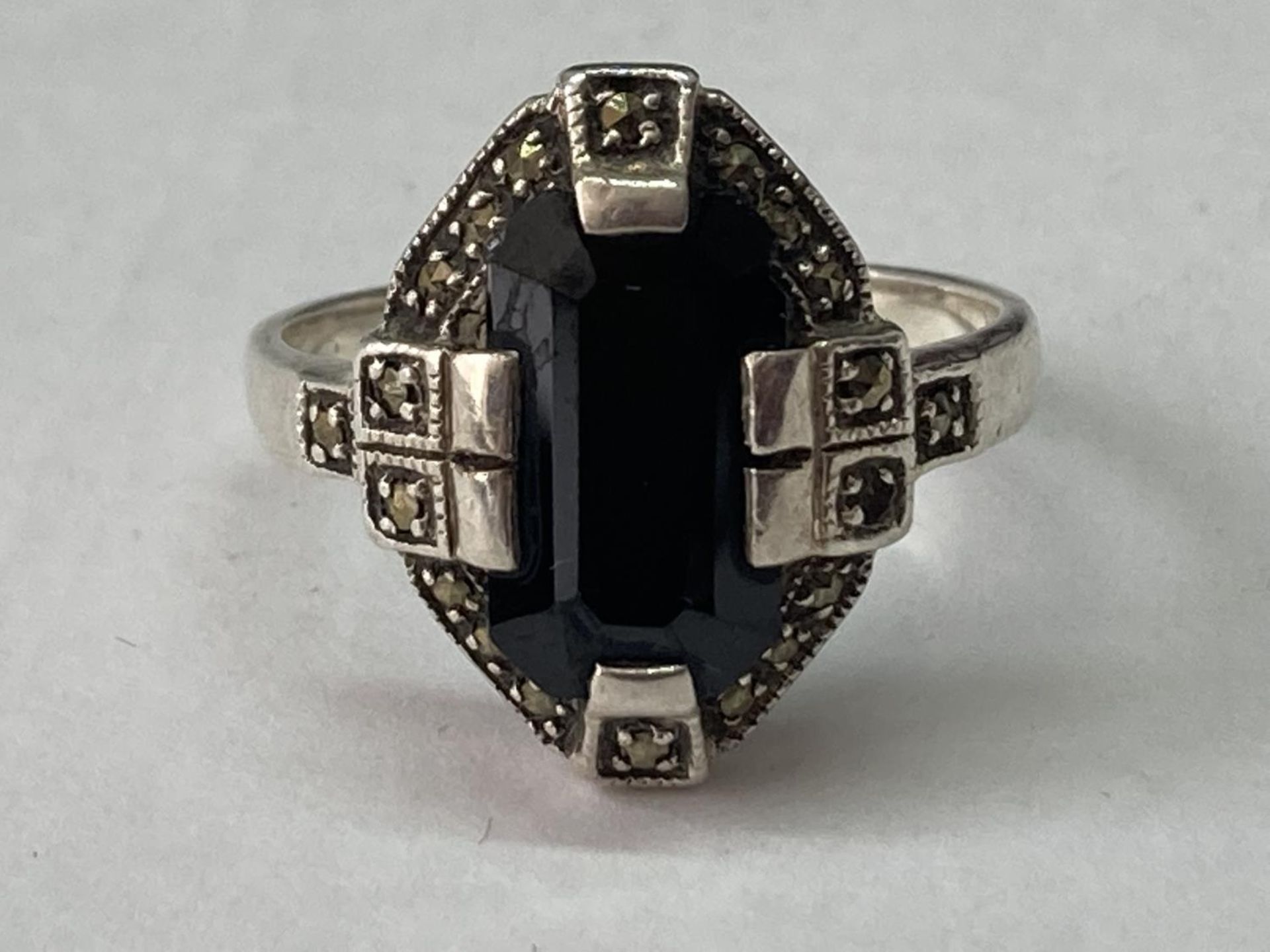 A SILVER AND MARCASITE ART DECO STYLE RING SIZE P IN A PRESENTATION BOX - Image 8 of 8