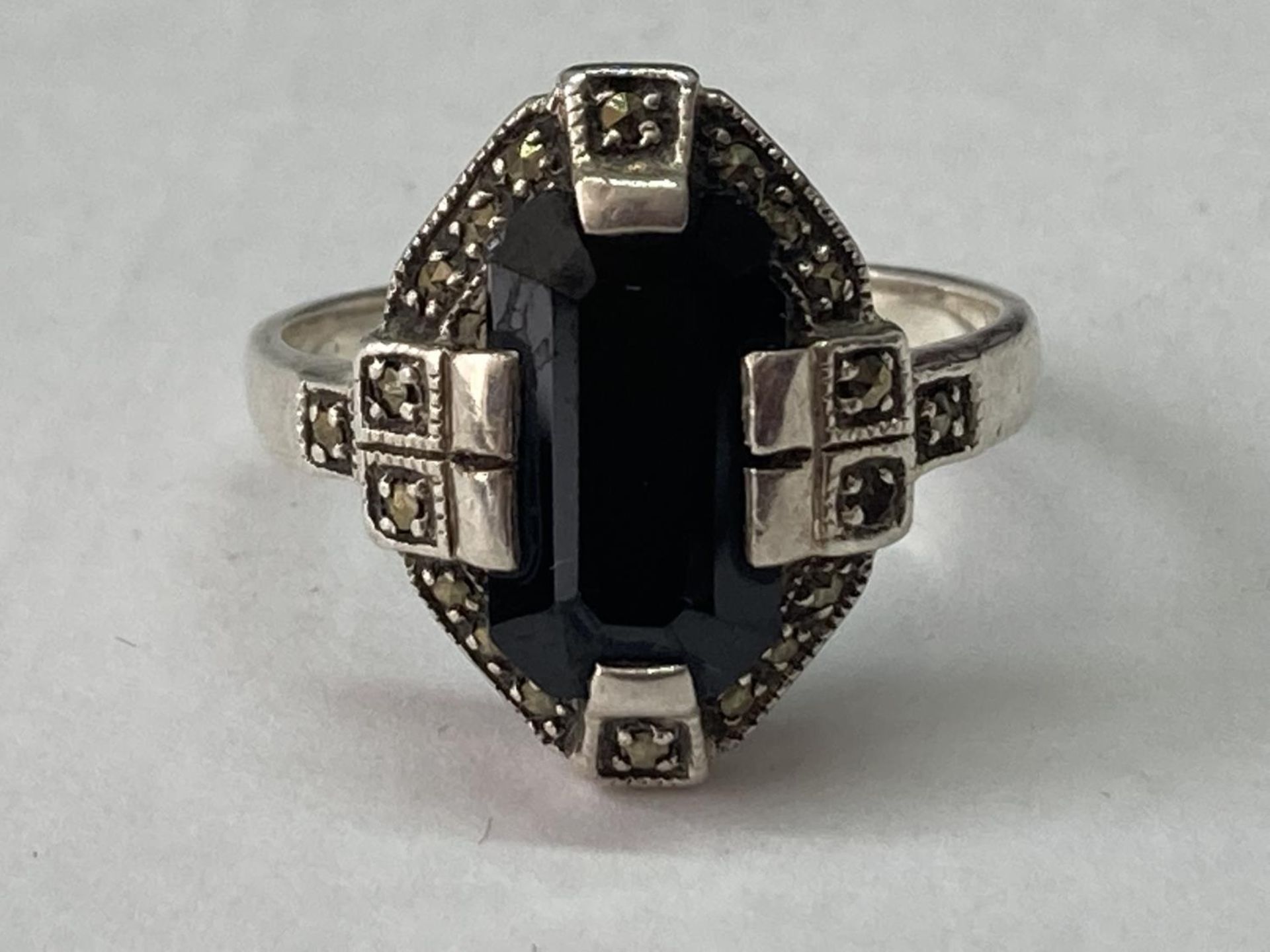 A SILVER AND MARCASITE ART DECO STYLE RING SIZE P IN A PRESENTATION BOX - Image 7 of 8