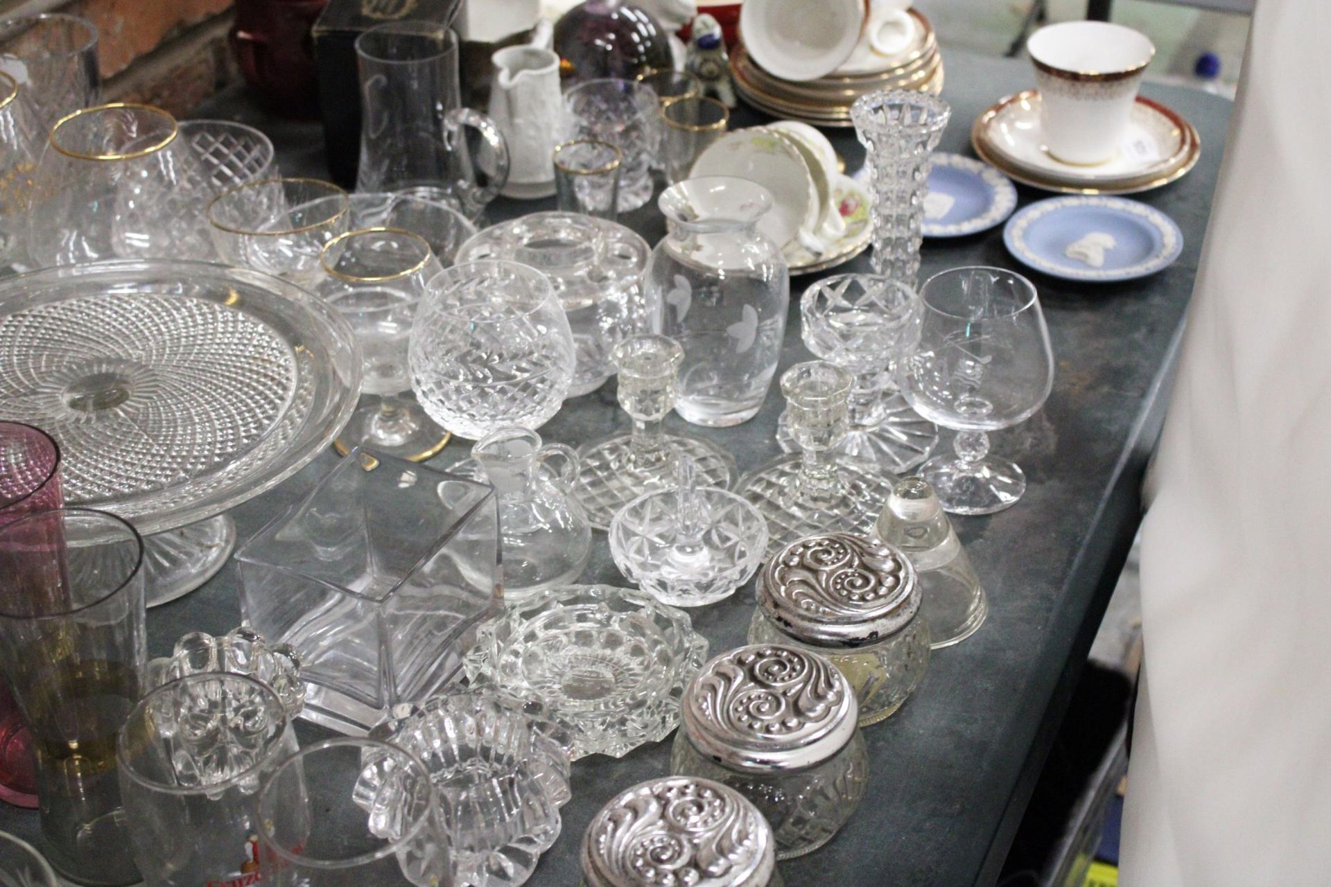 A LARGE COLLECTION OF GLASSWARE TO INCLUDE CRYSTAL BRANDY BALLOONS, FOOTED CAKE STAND, VASE, ROSE - Image 3 of 6